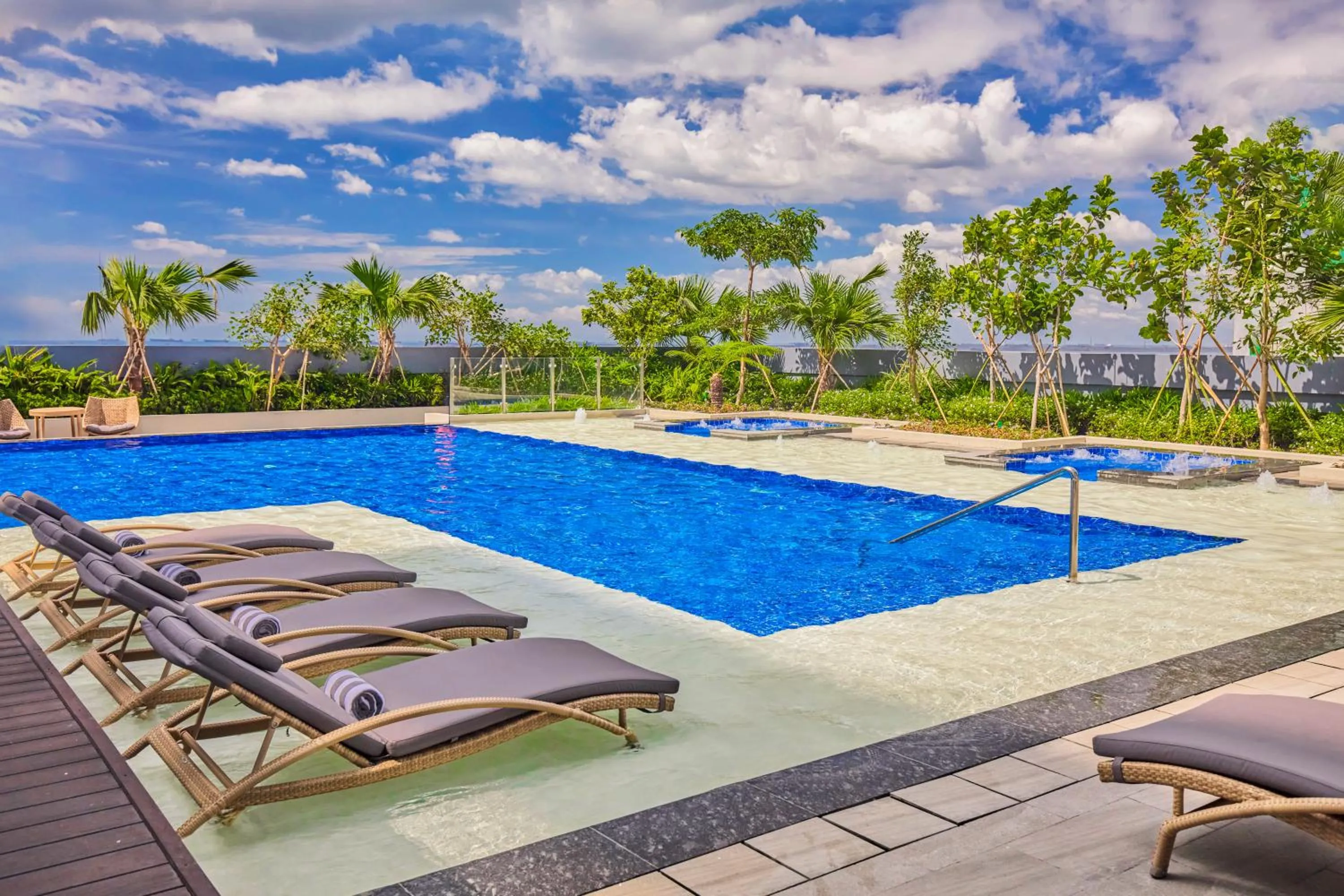 Queen Room - single occupancy in Grand Westside Manila Bay