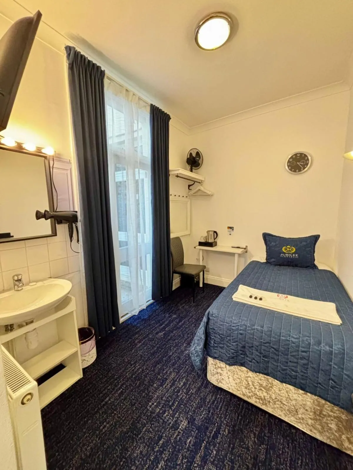 Bed in Jubilee Hotel Victoria