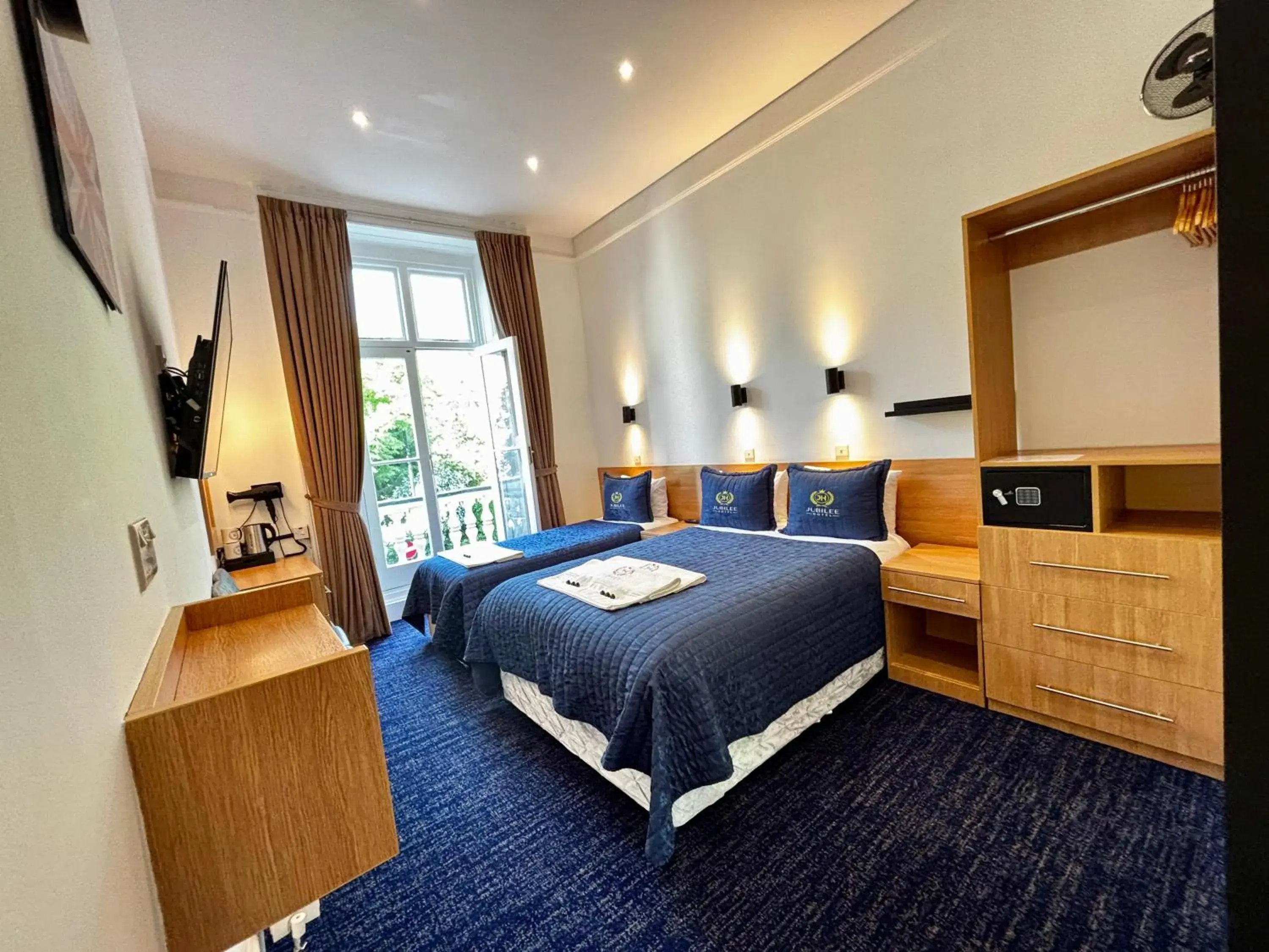 Triple Room with Balcony in Jubilee Hotel Victoria Triple Room with Balcony in Jubilee Hotel Victoria