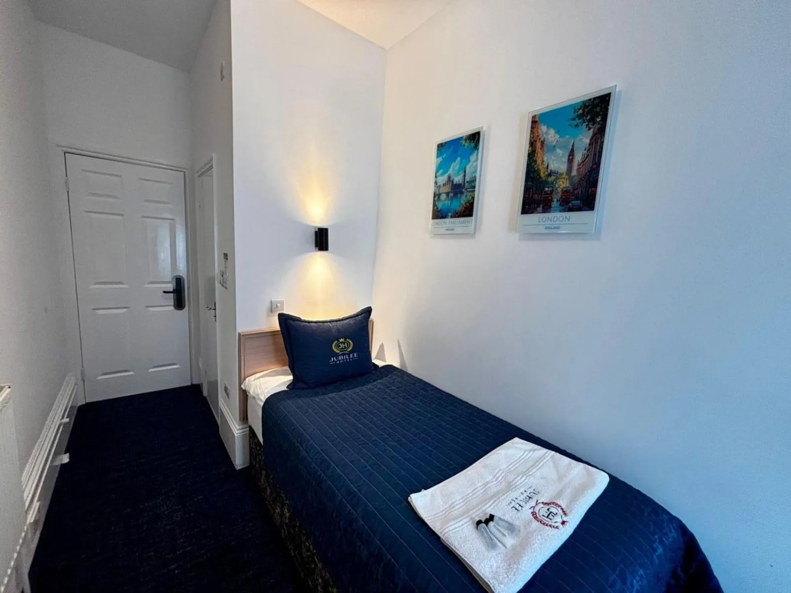 Bed in Jubilee Hotel Victoria