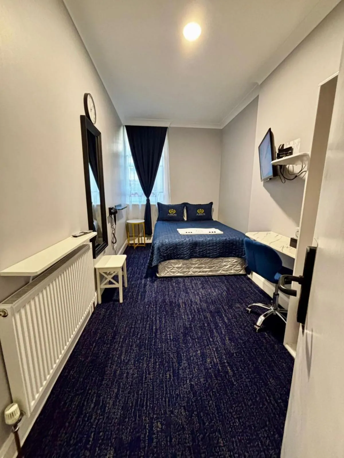 Bed in Jubilee Hotel Victoria