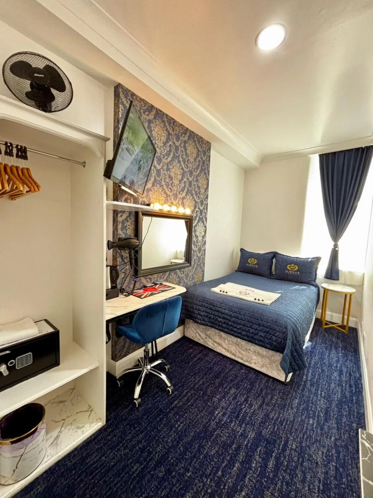 Bed in Jubilee Hotel Victoria