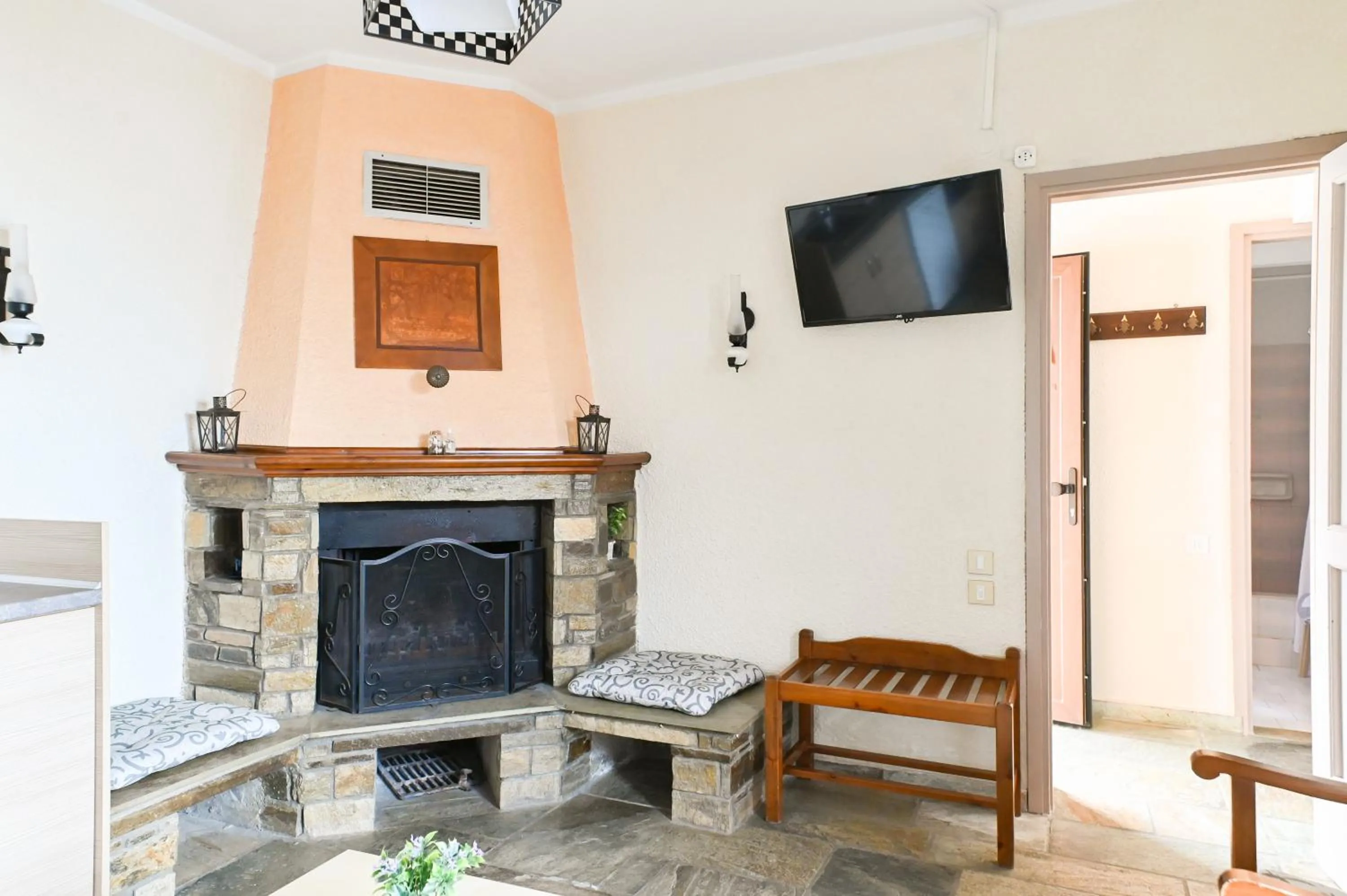 TV and multimedia in Agnanti Hotel Apartments