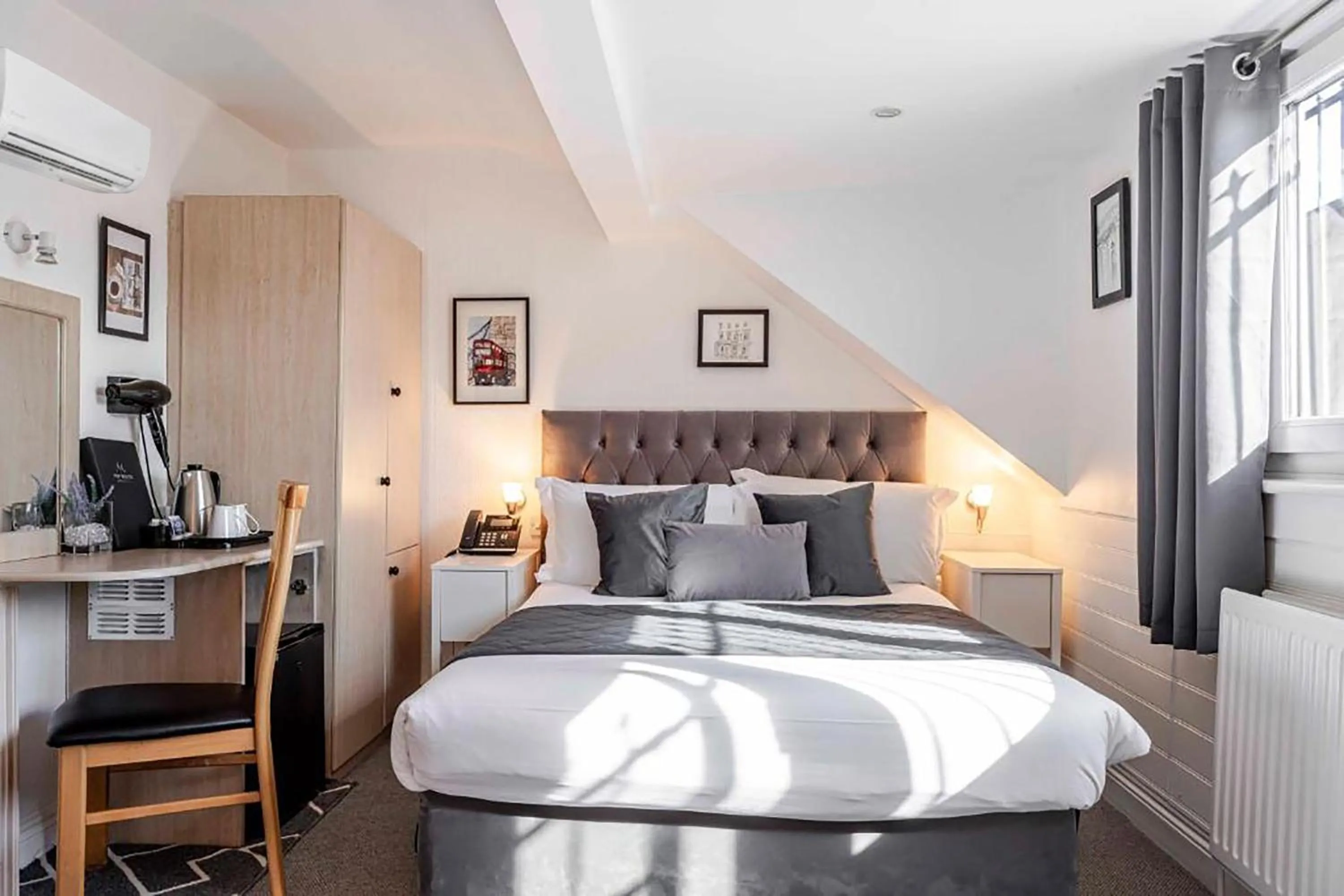 Coffee/tea facilities, Bed in The Melita