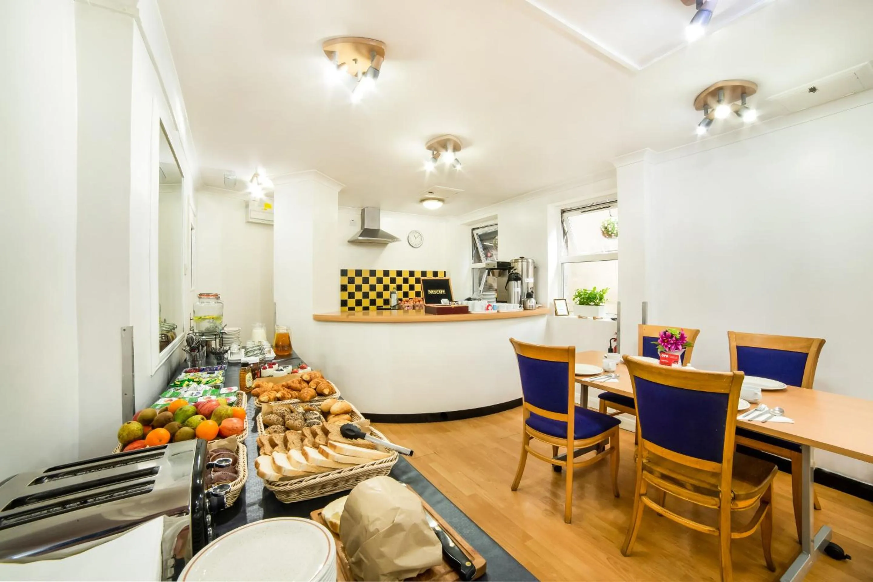 Restaurant/places to eat in OYO Townhouse New England, London Victoria