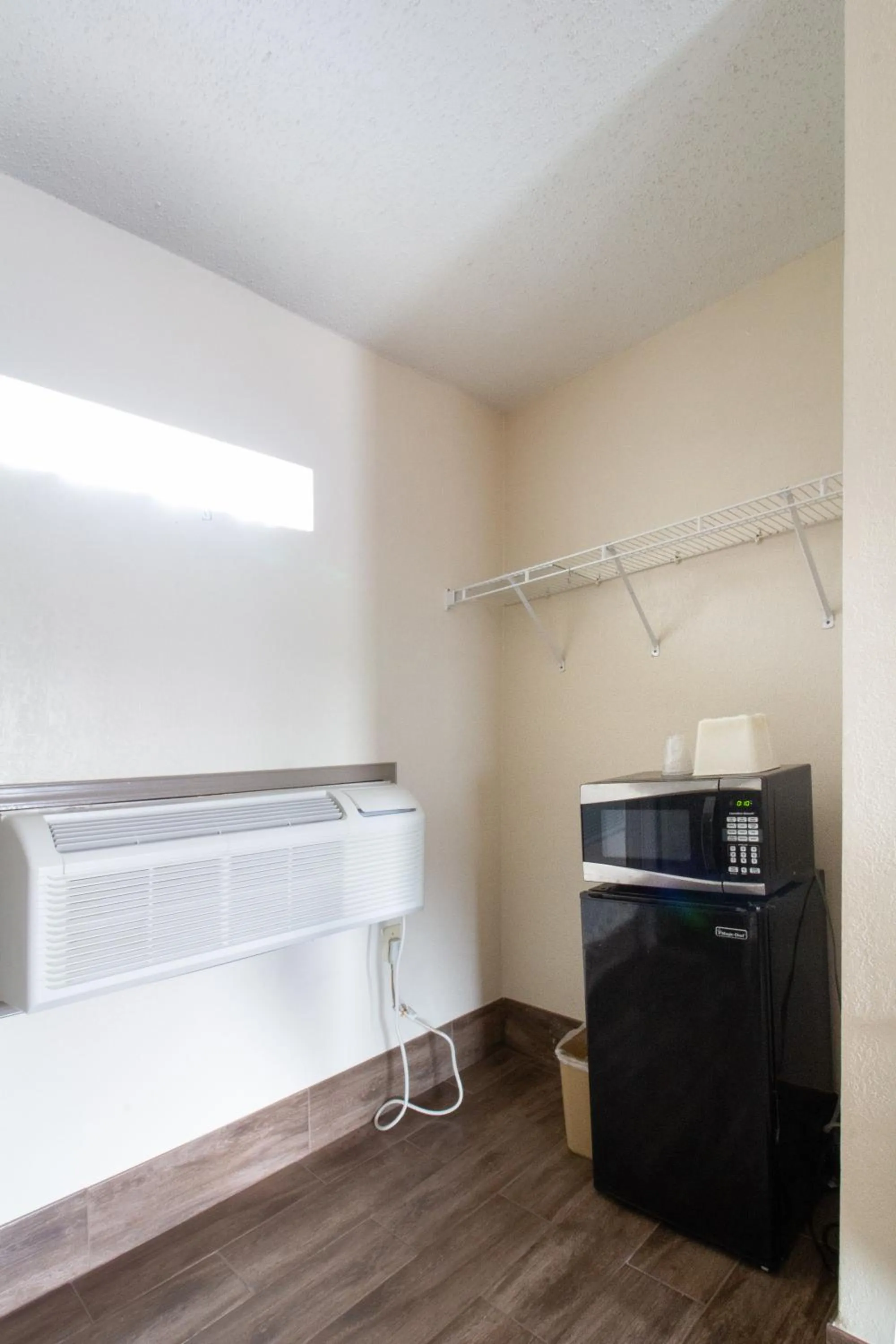 microwave in Whitehouse Motel Richmond South