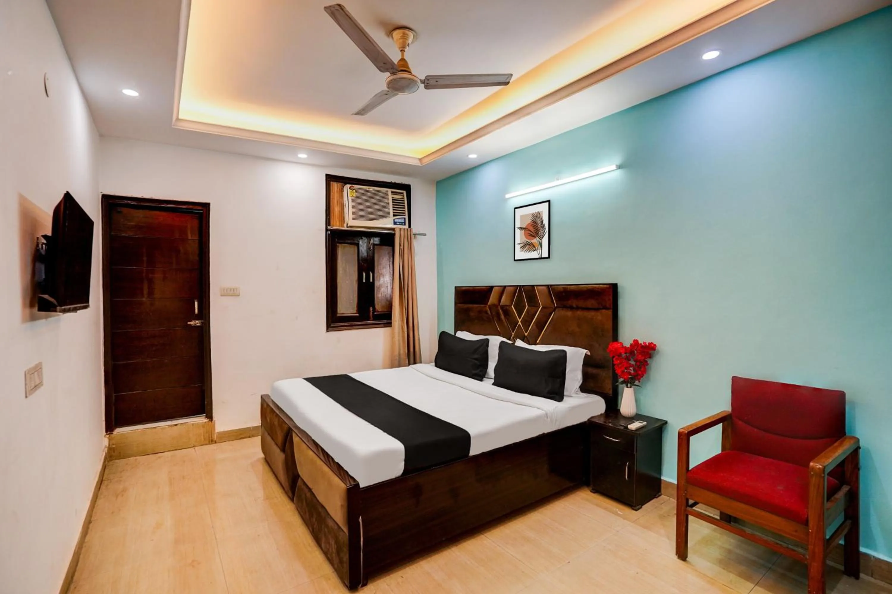 Bathroom, Bed in Hotel O Silver Key KD plaza Near Saket Metro station
