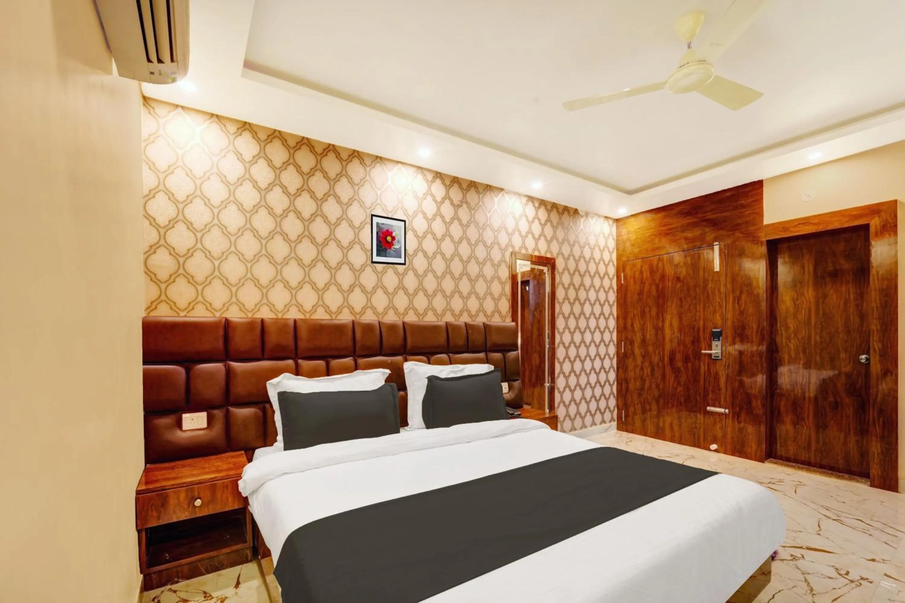 Bedroom, Bed in Super Townhouse OAK The Dev Regency