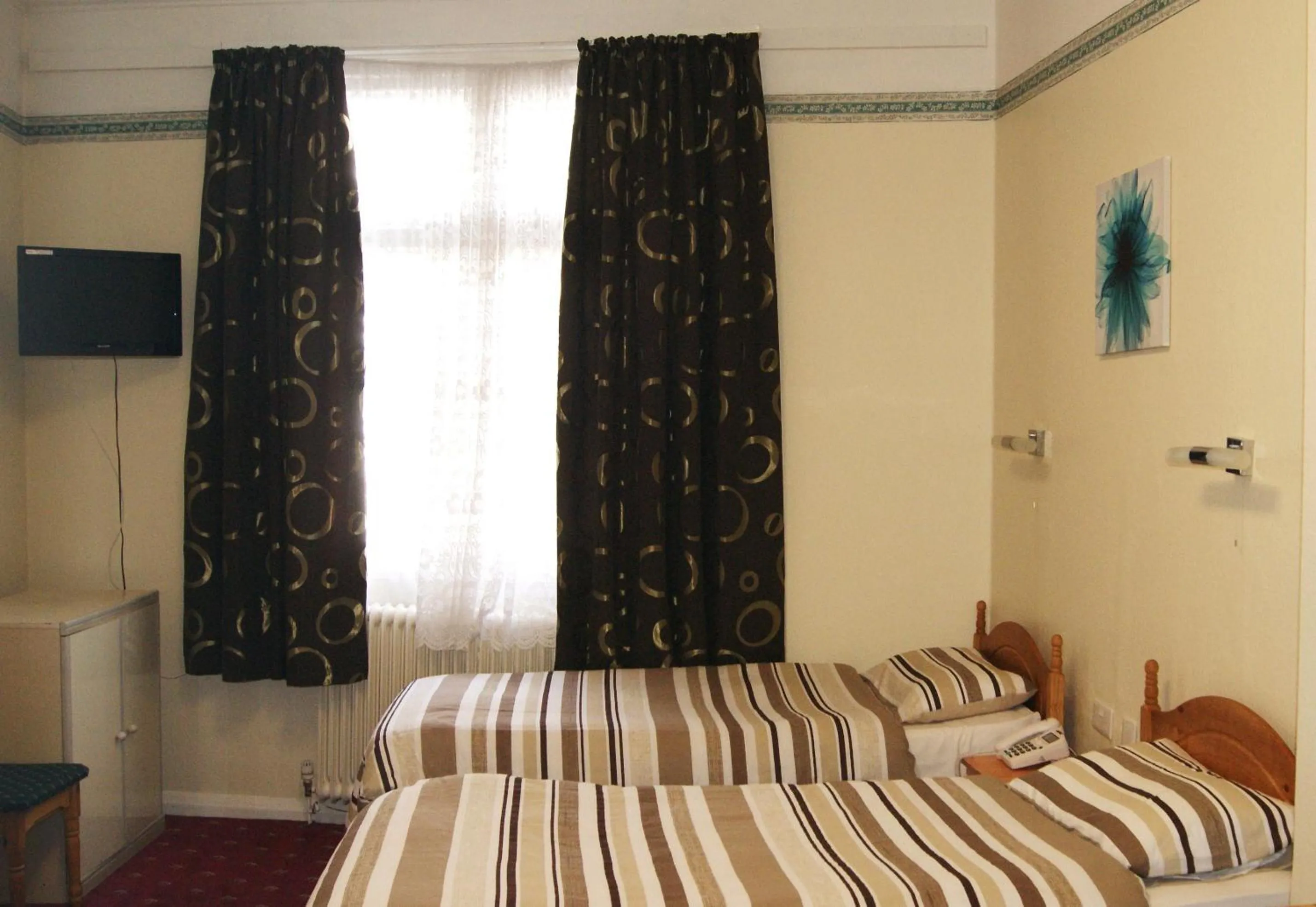 Photo of the whole room, Bed in Stanley House Hotel