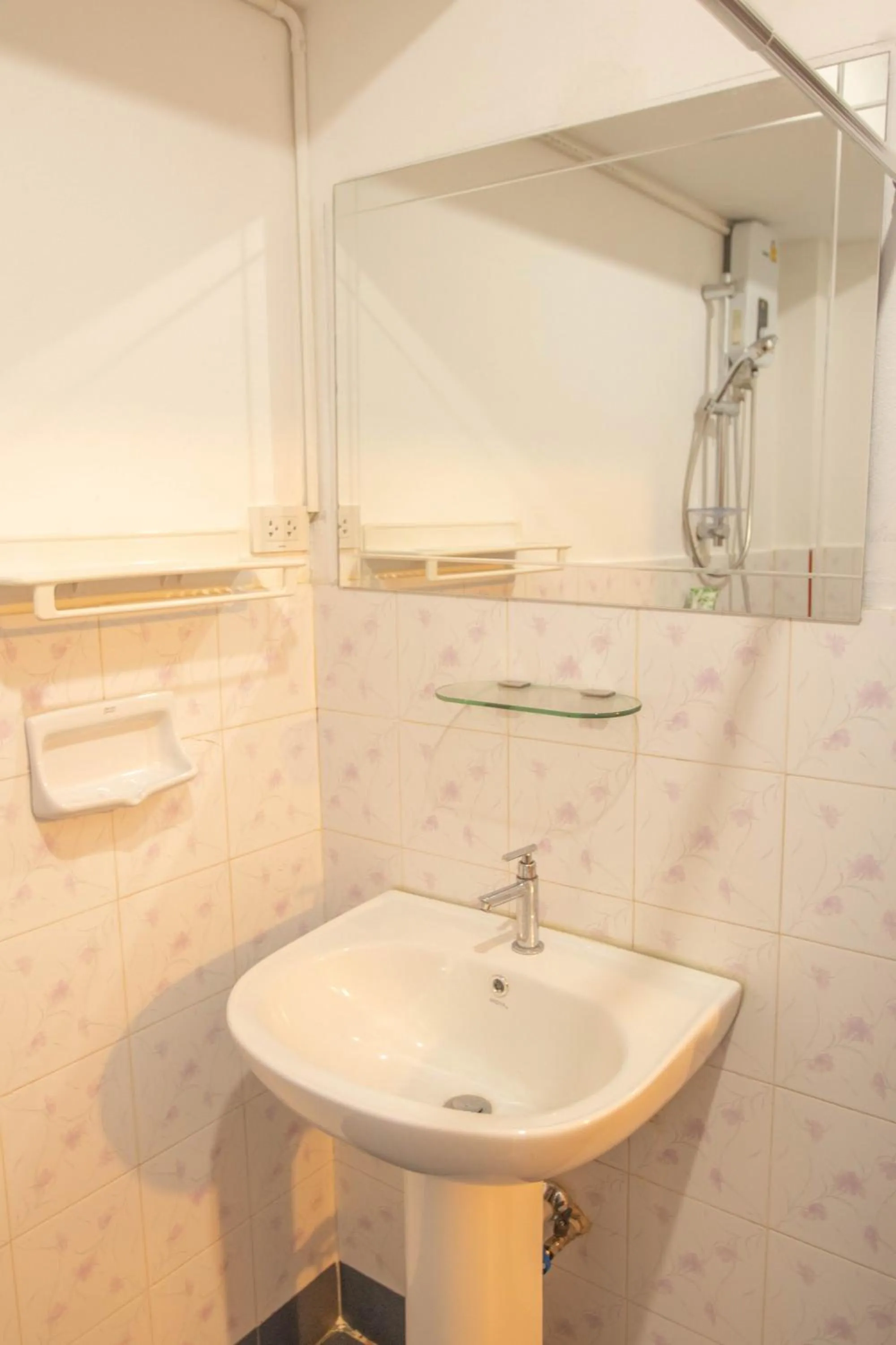 Shower in Maiiam Guesthouse Patong