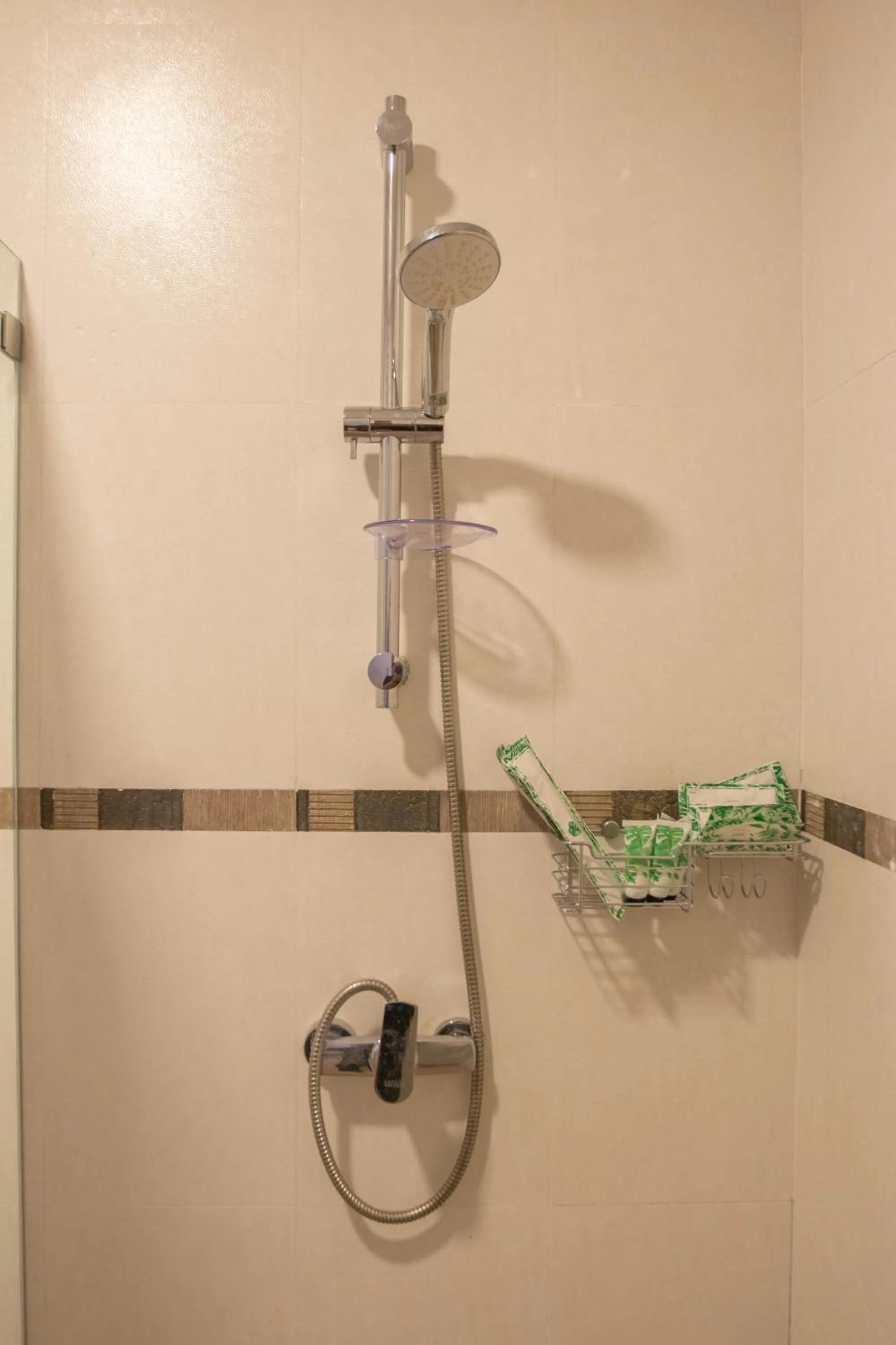 Shower in Maiiam Guesthouse Patong