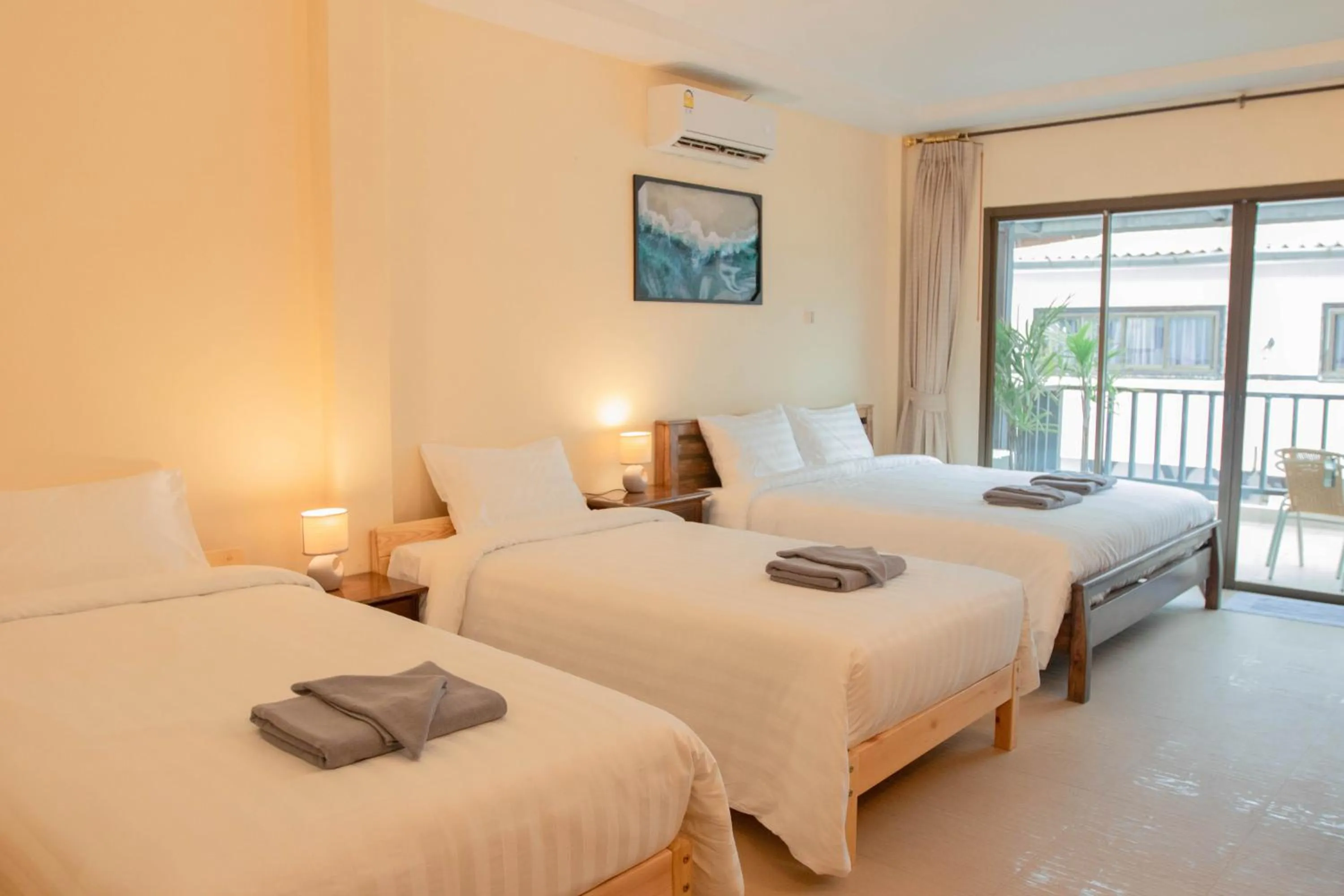 Photo of the whole room, Bed in Maiiam Guesthouse Patong