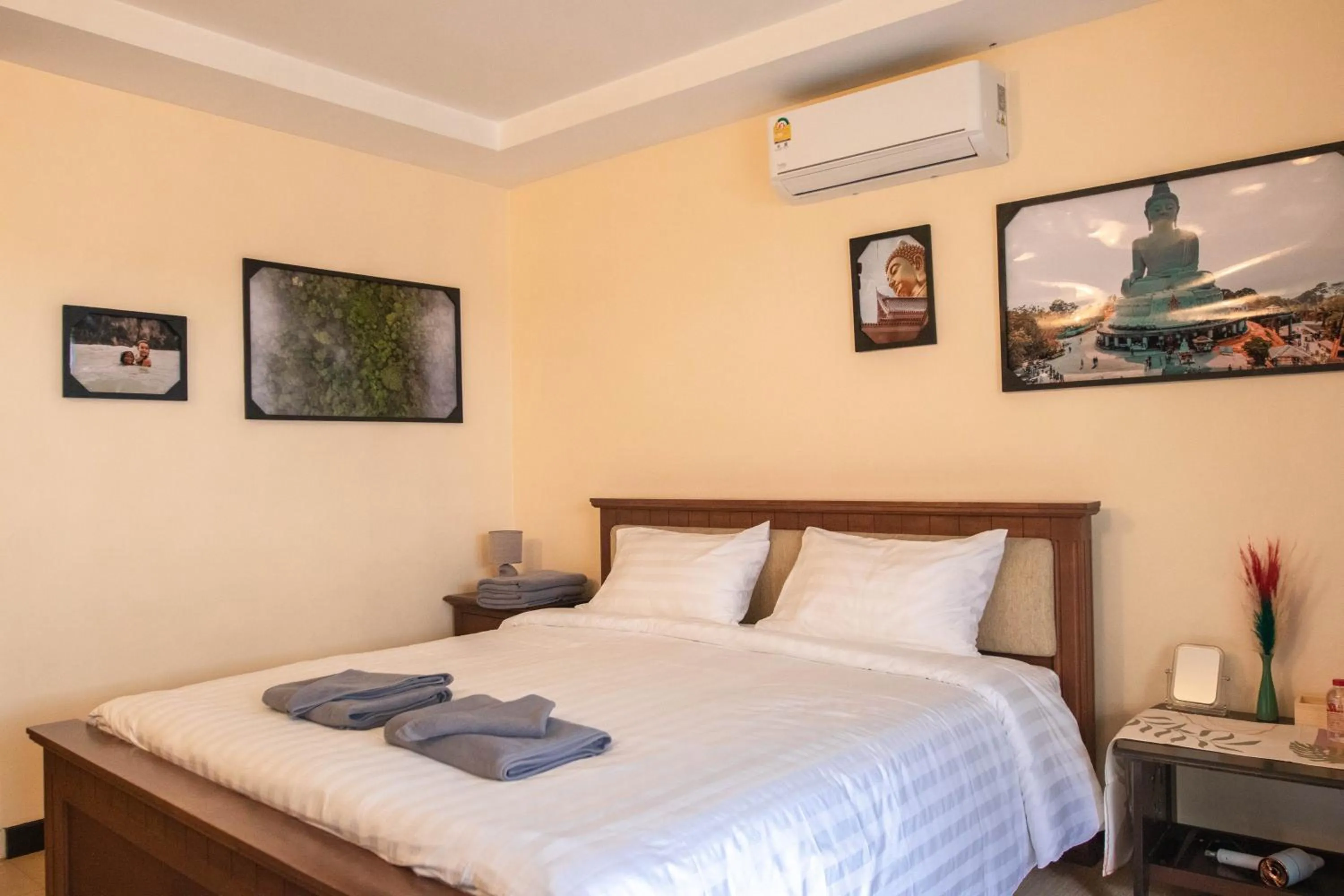 Photo of the whole room, Bed in Maiiam Guesthouse Patong