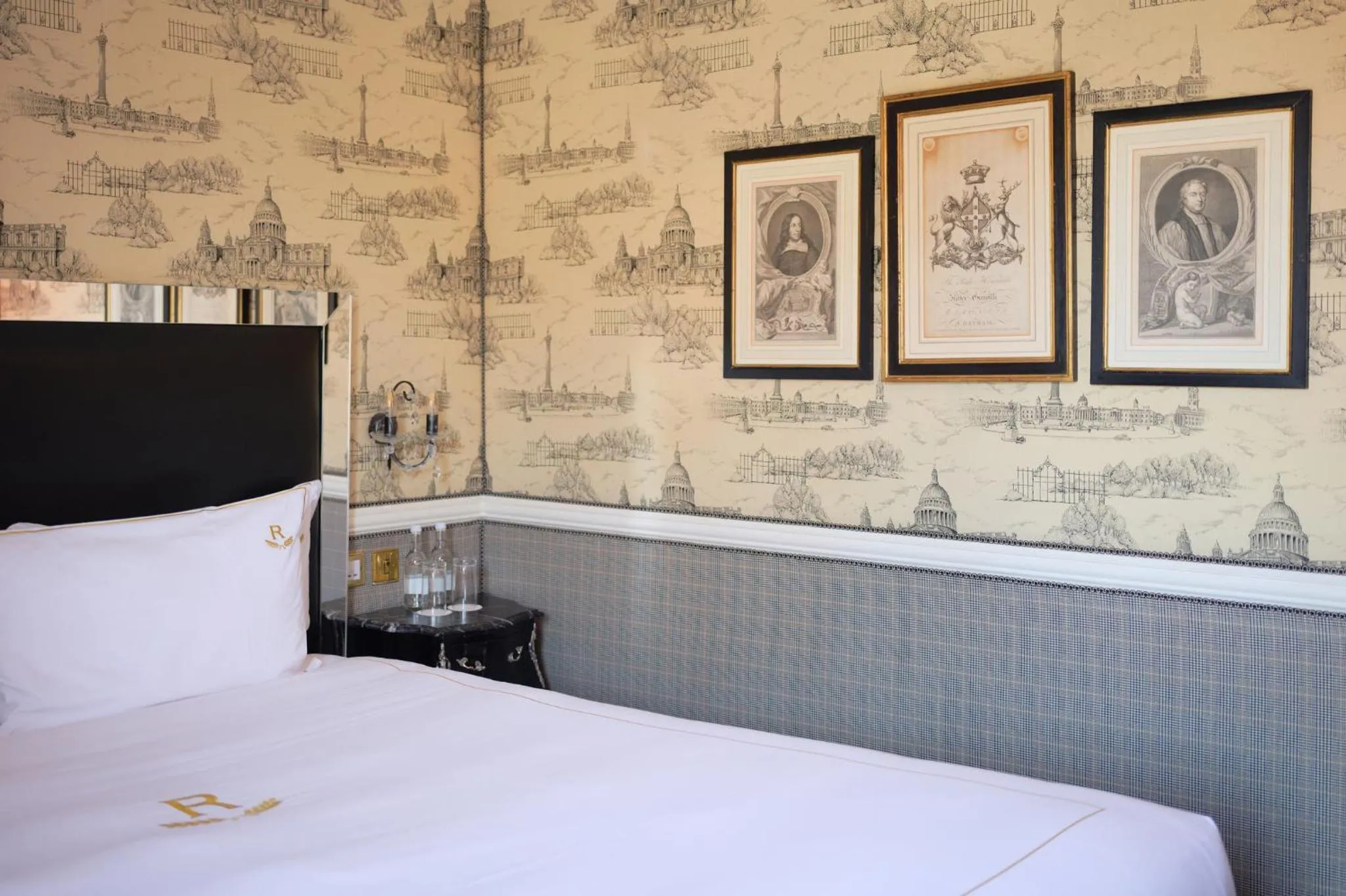 Photo of the whole room, Bed in Rubens At The Palace