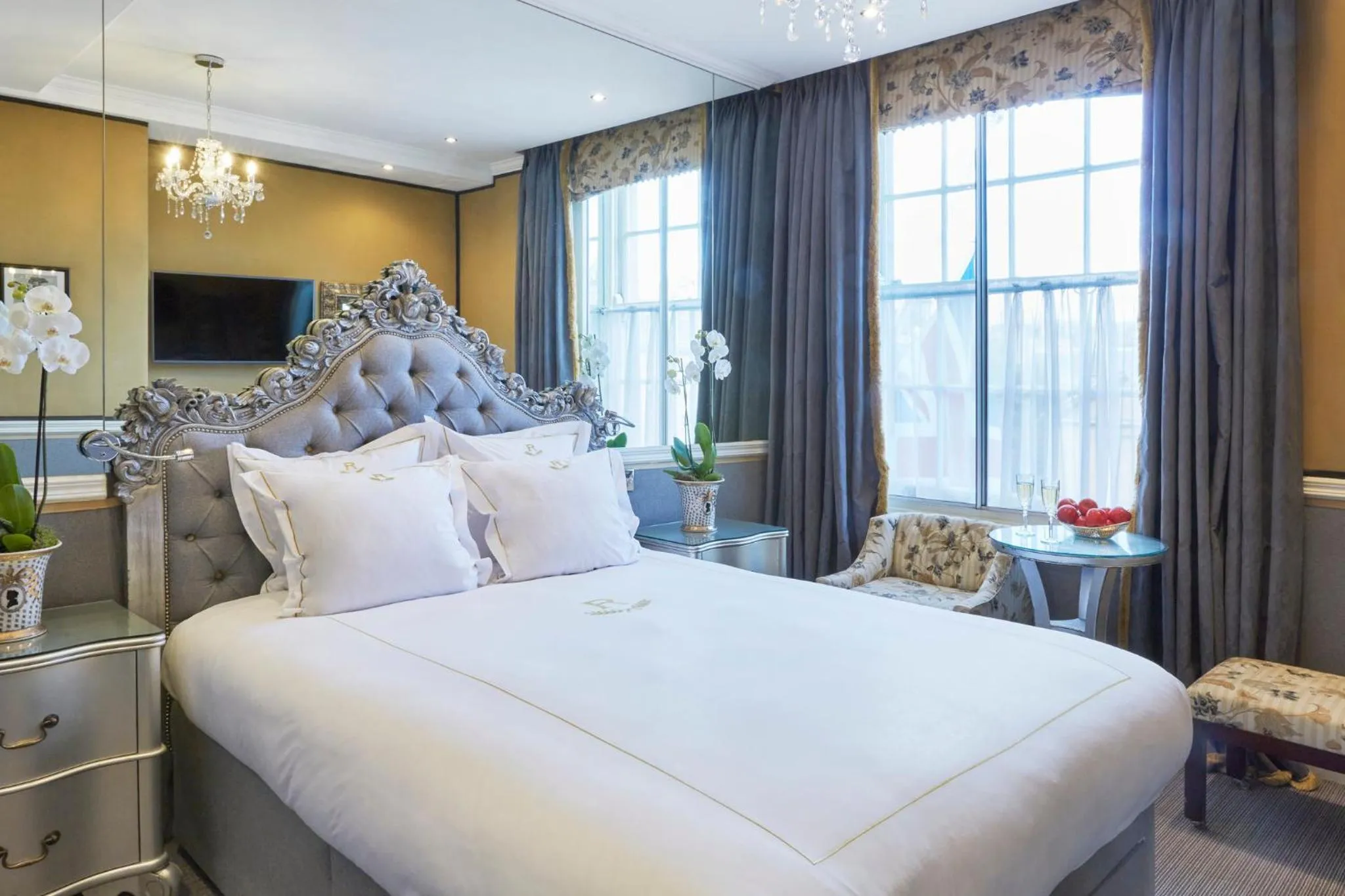 Photo of the whole room, Bed in Rubens At The Palace