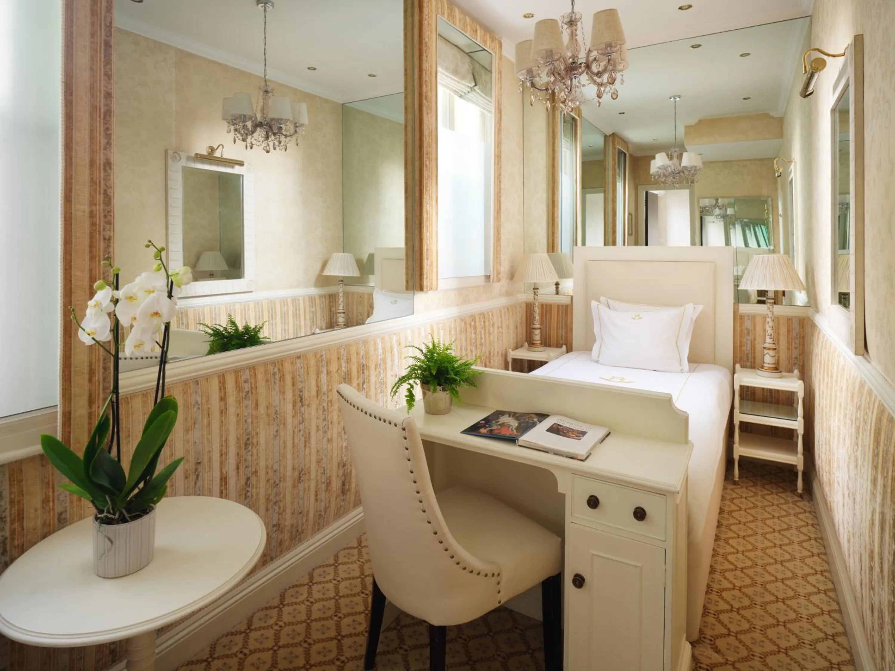 Photo of the whole room, Bed in Rubens At The Palace