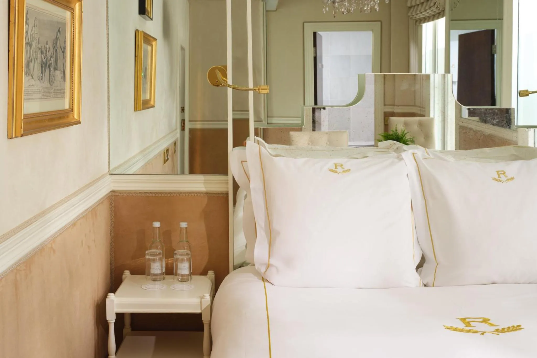 Photo of the whole room, Bed in Rubens At The Palace