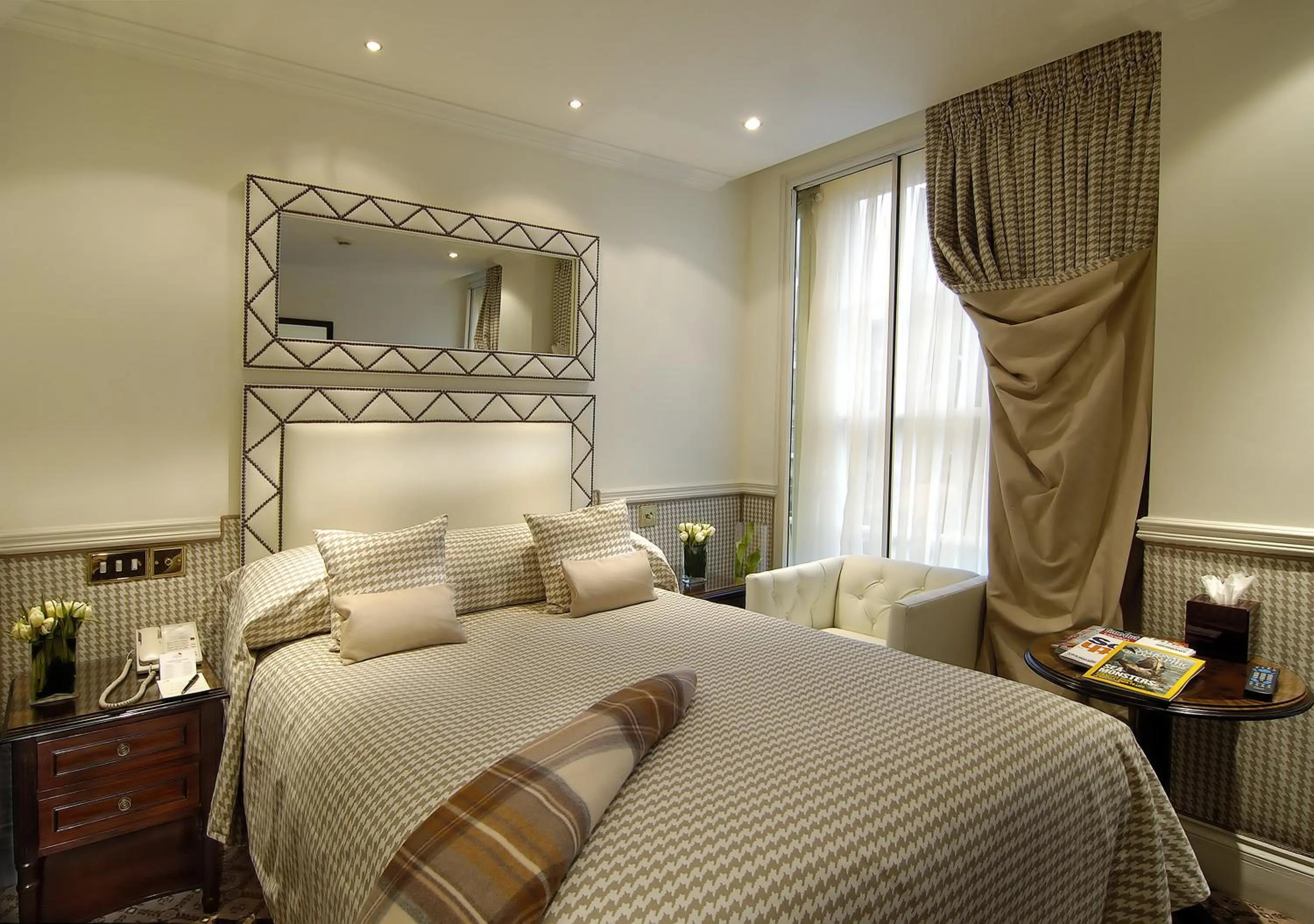 Photo of the whole room, Bed in Rubens At The Palace