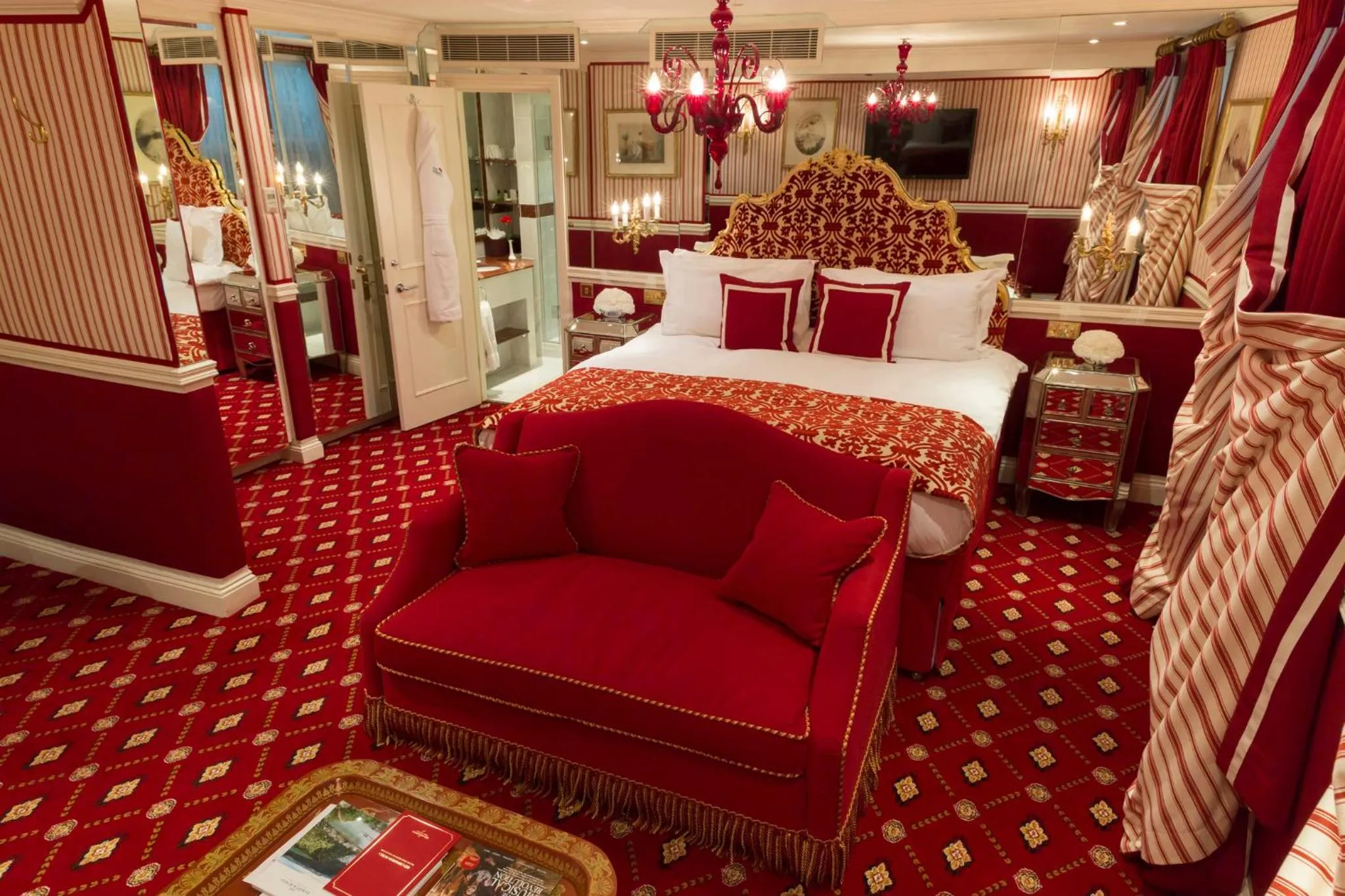 Photo of the whole room, Bed in Rubens At The Palace