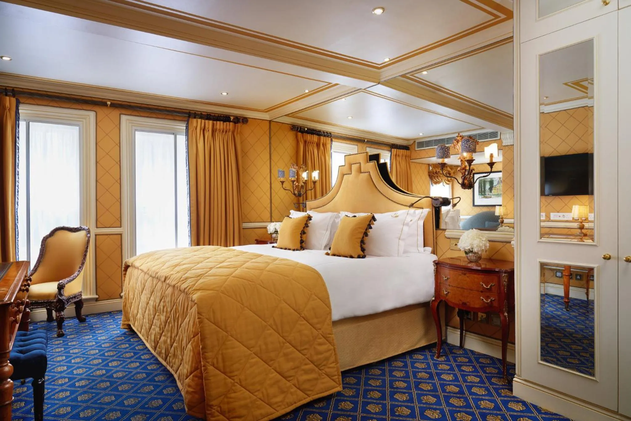 Bedroom, Bed in Rubens At The Palace