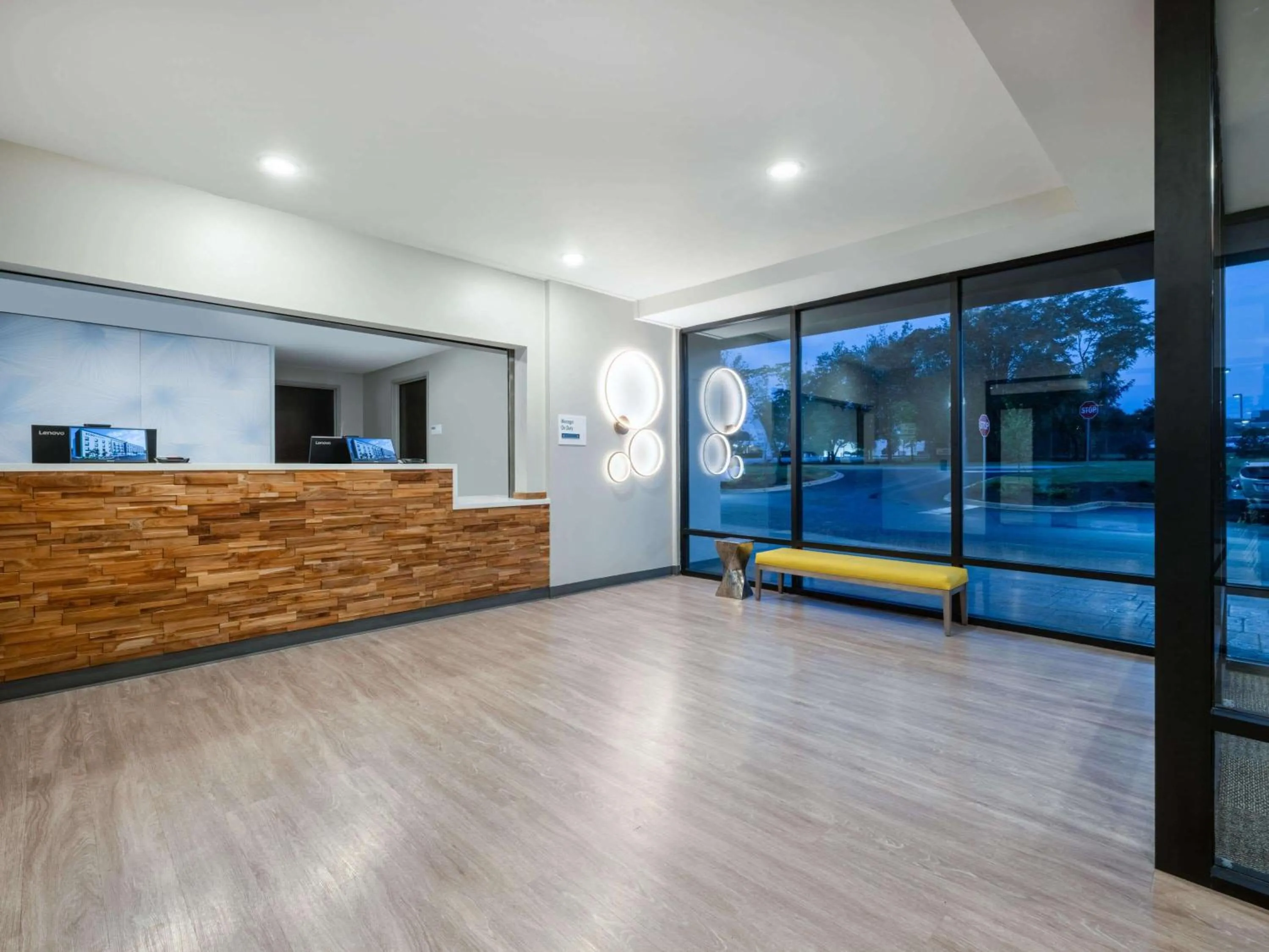 Lobby or reception in ECHO Suites Extended Stay by Wyndham Spartanburg