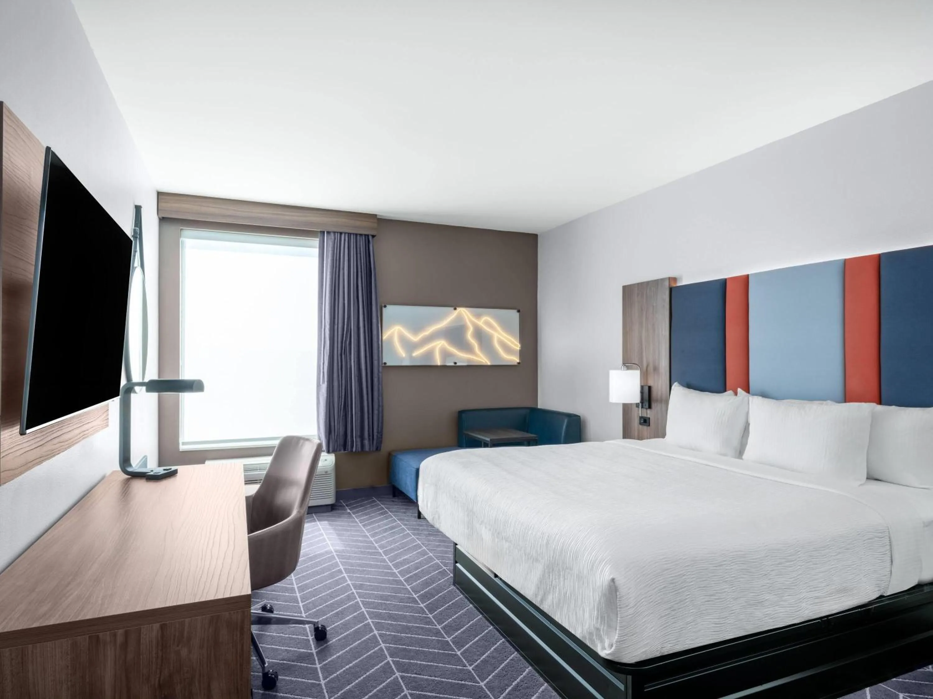 Photo of the whole room, Bed in La Quinta by Wyndham Chelsea Birmingham