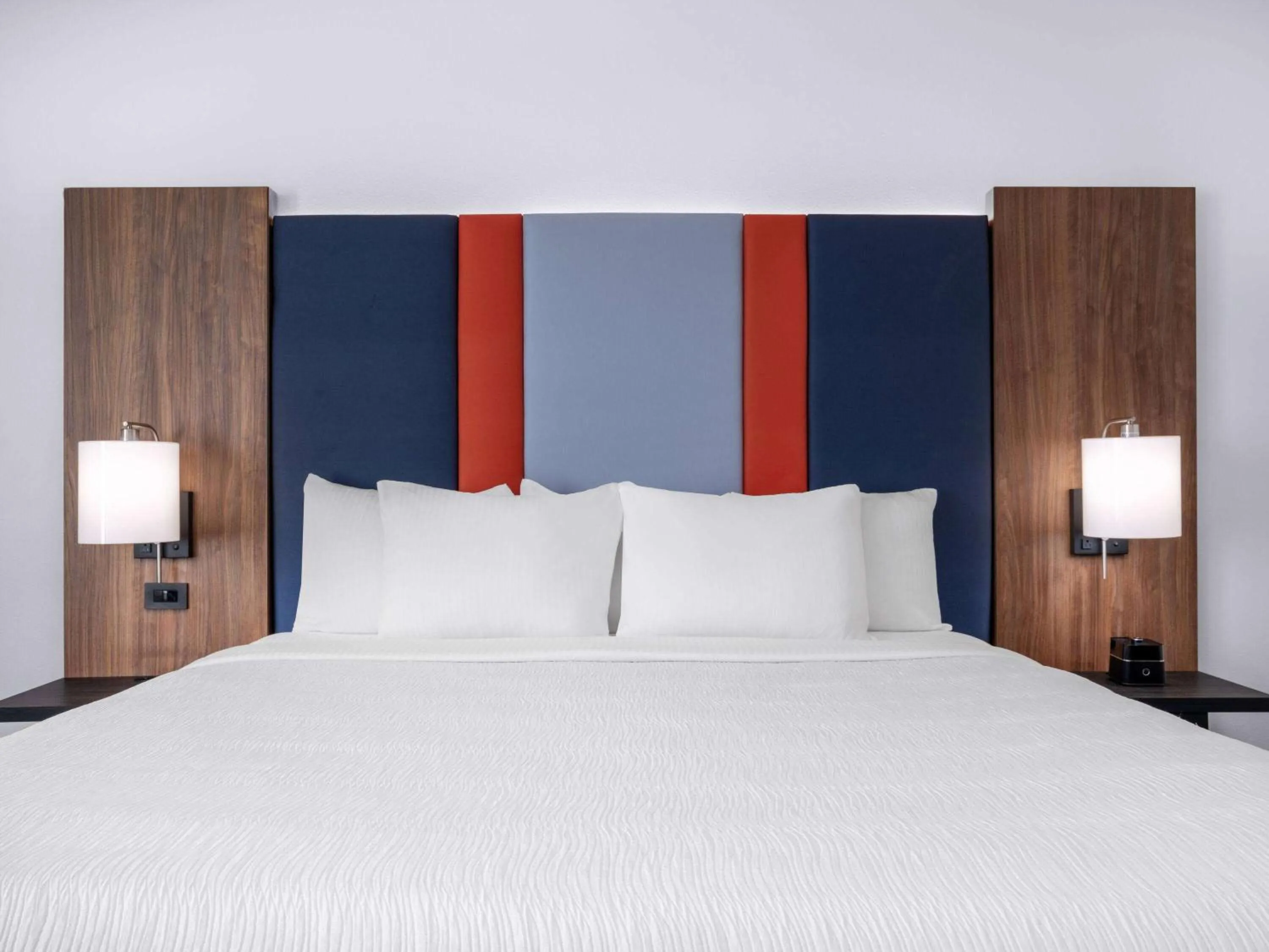 Photo of the whole room, Bed in La Quinta by Wyndham Chelsea Birmingham