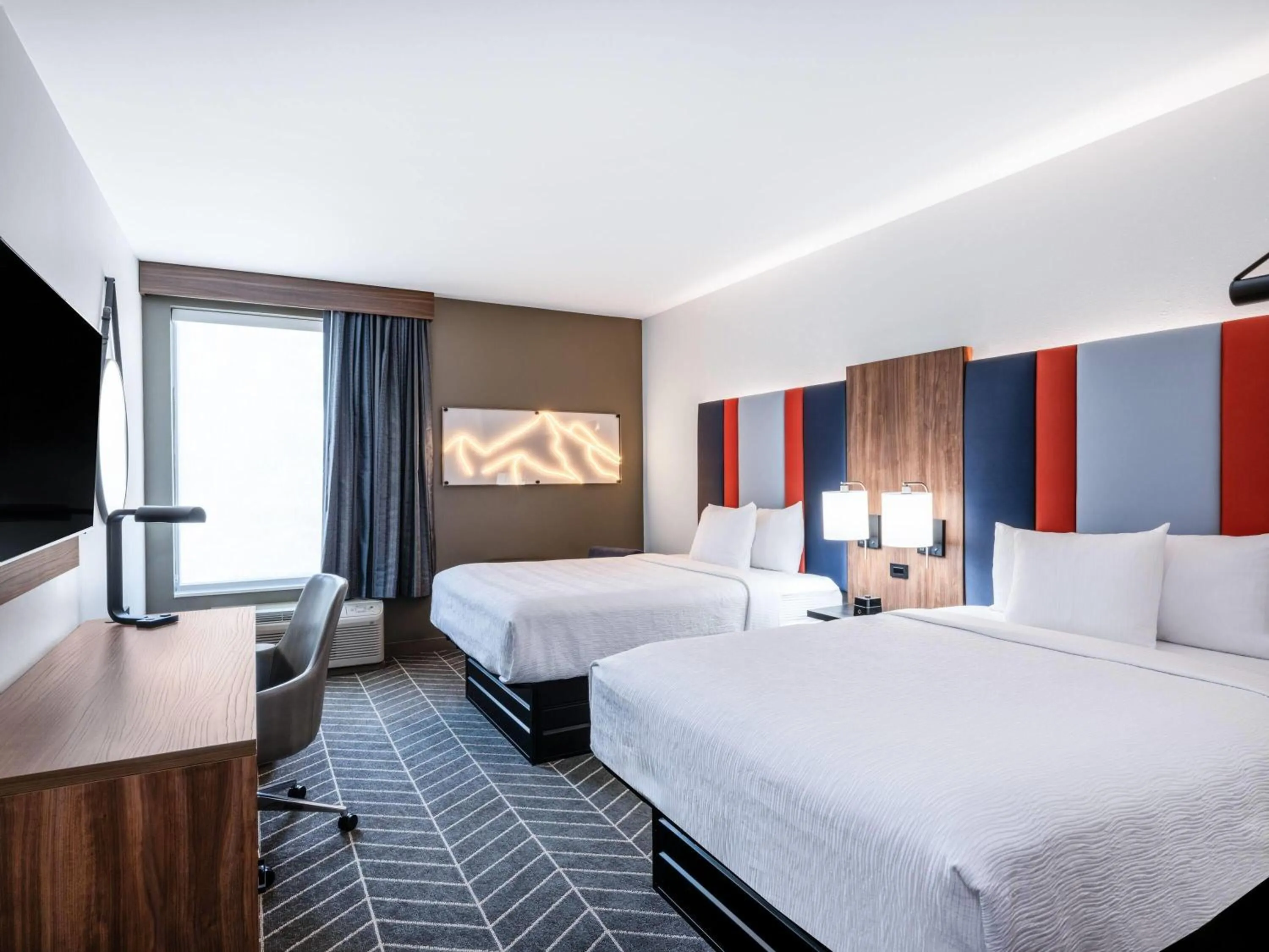 Photo of the whole room, Bed in La Quinta by Wyndham Chelsea Birmingham