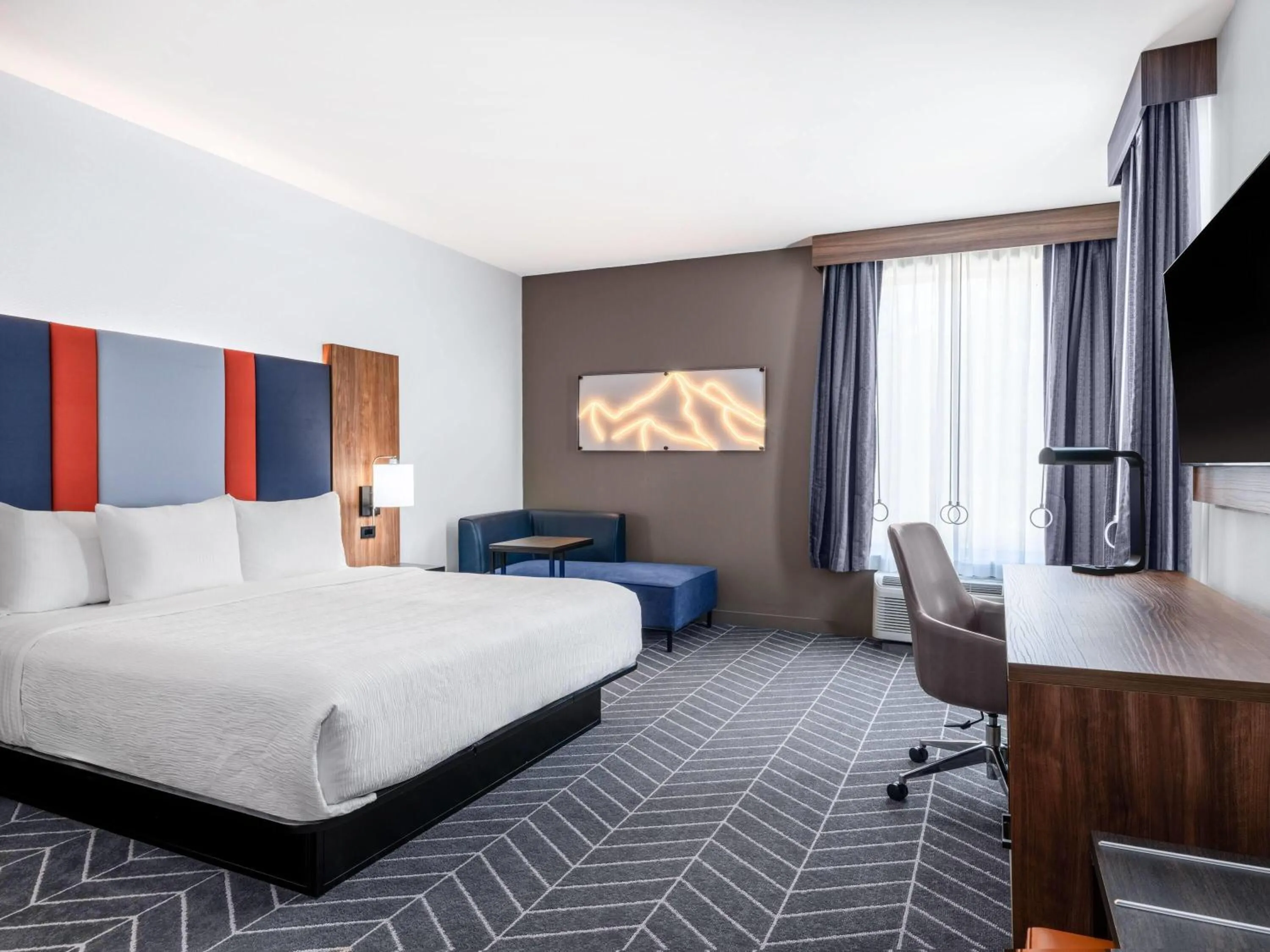 Photo of the whole room, Bed in La Quinta by Wyndham Chelsea Birmingham