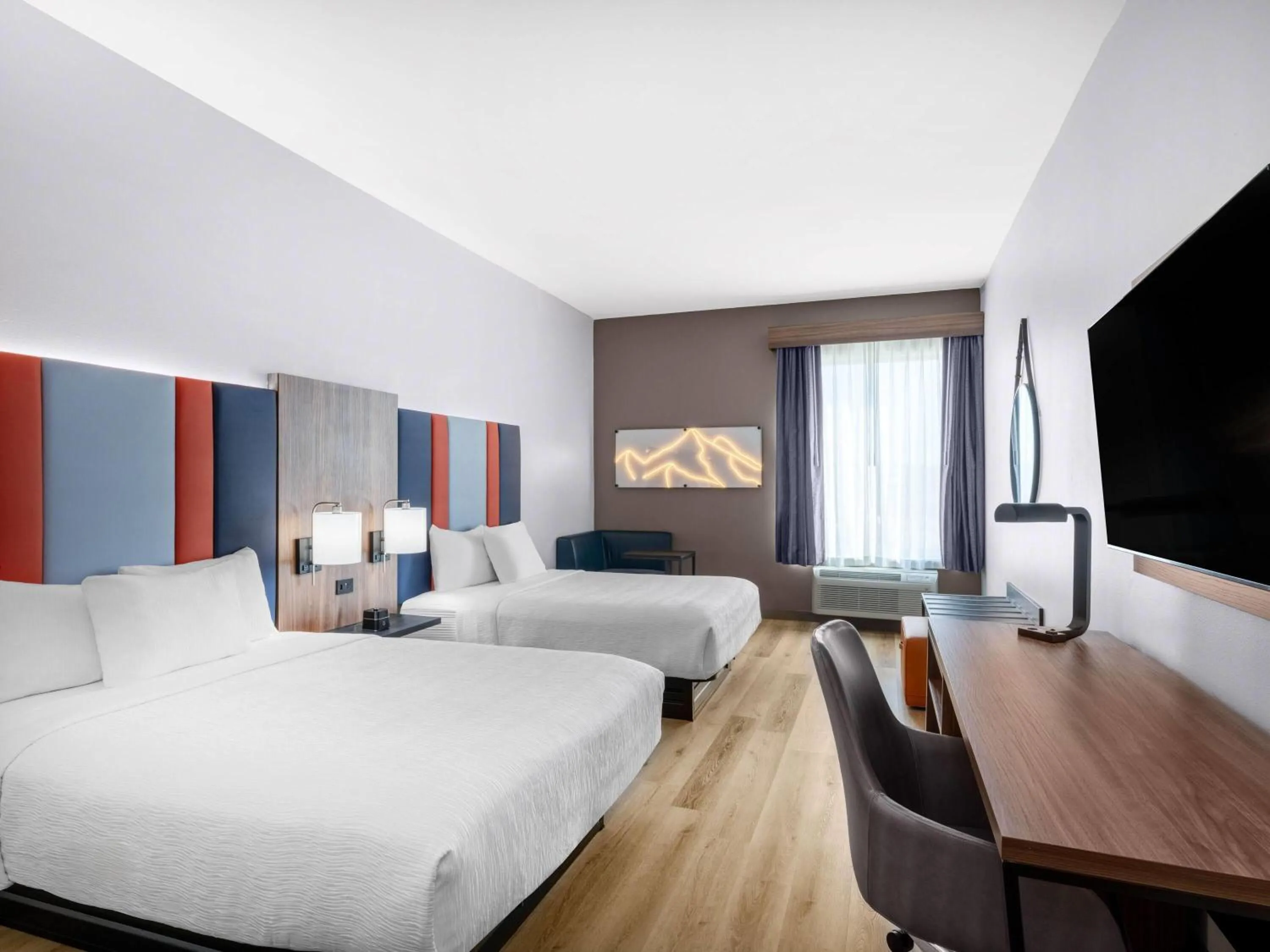 Photo of the whole room, Bed in La Quinta by Wyndham Chelsea Birmingham