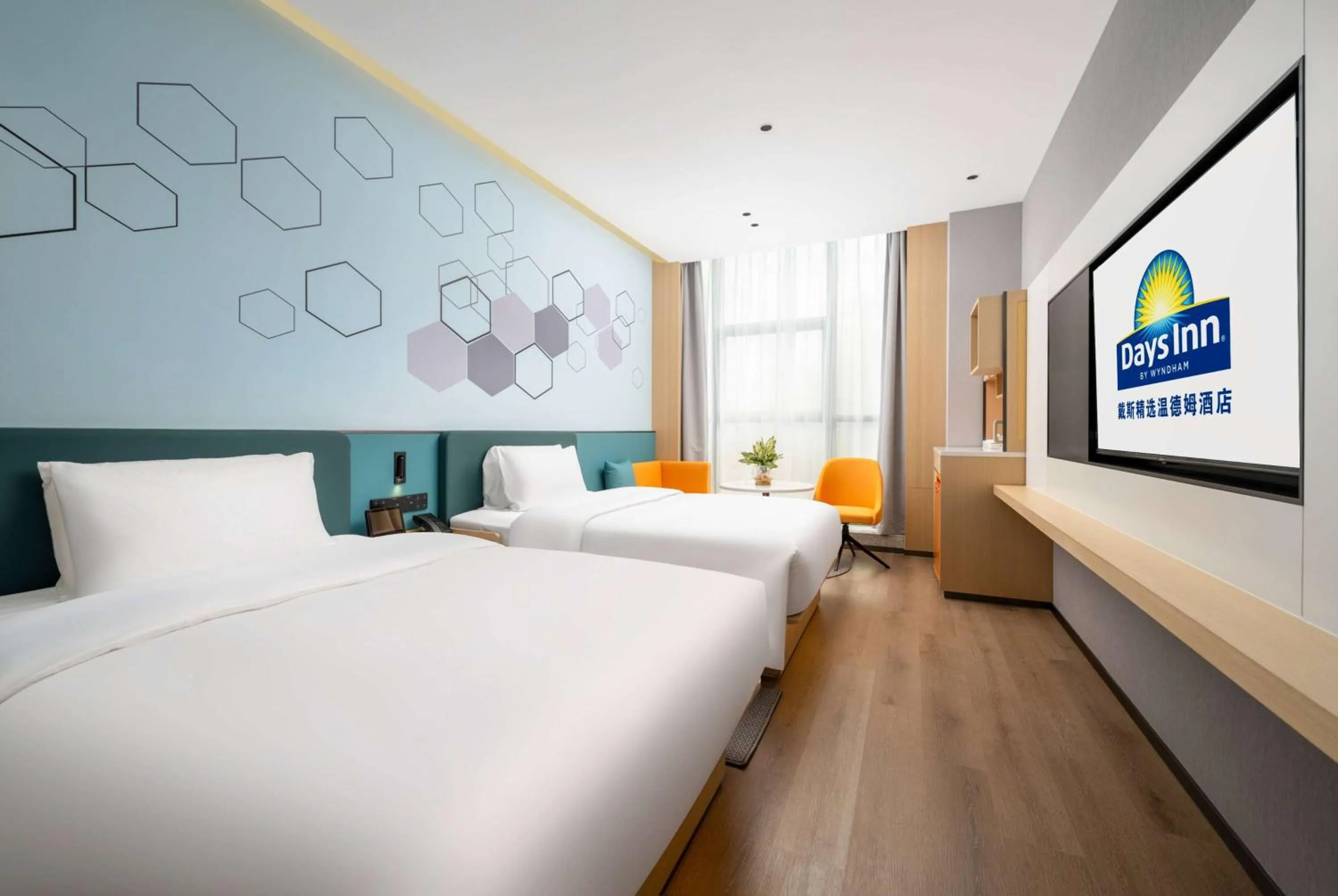 Photo of the whole room, Bed in Days Inn by Wyndham Zhuhai Gongbei Port