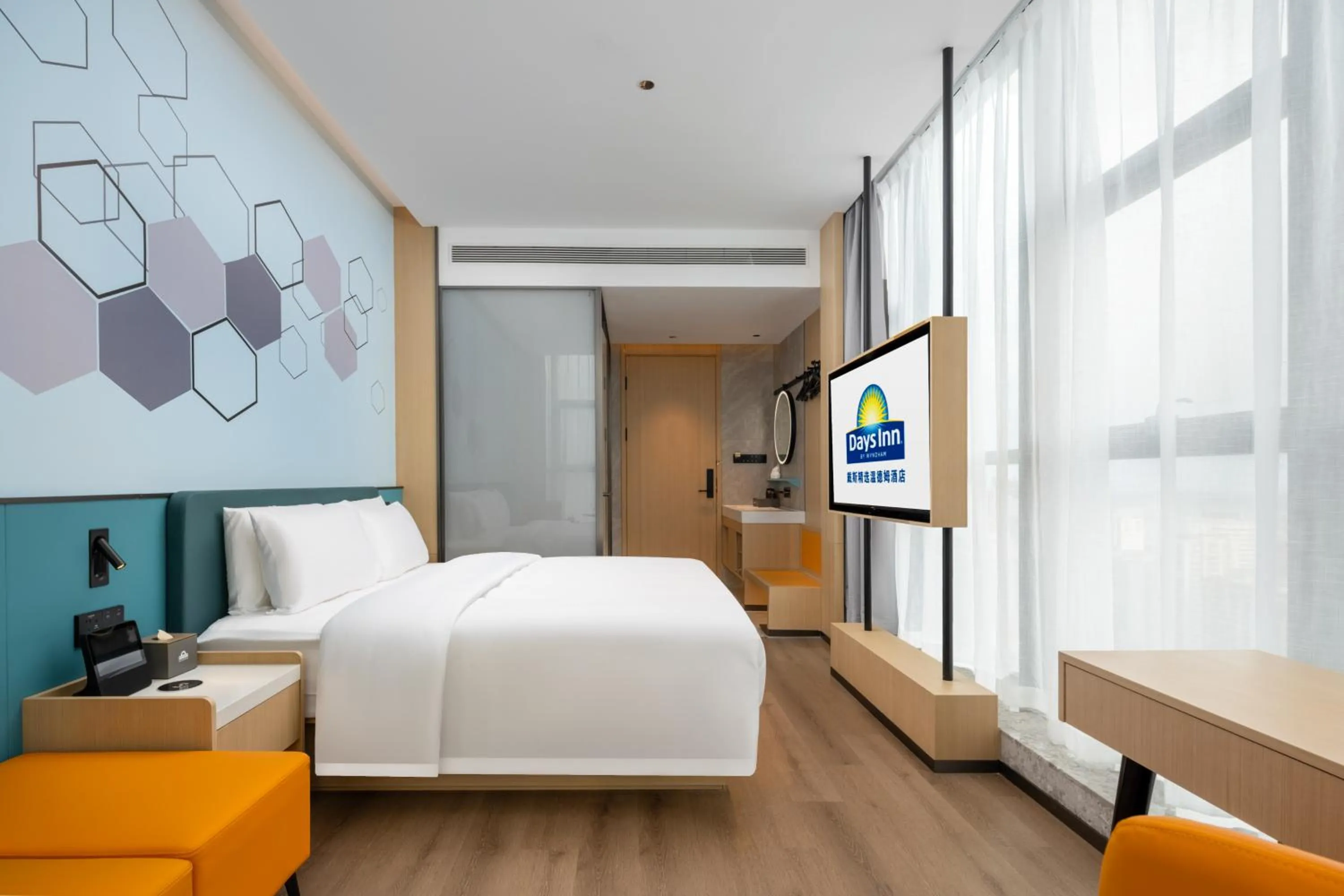 Photo of the whole room, Bed in Days Inn by Wyndham Zhuhai Gongbei Port