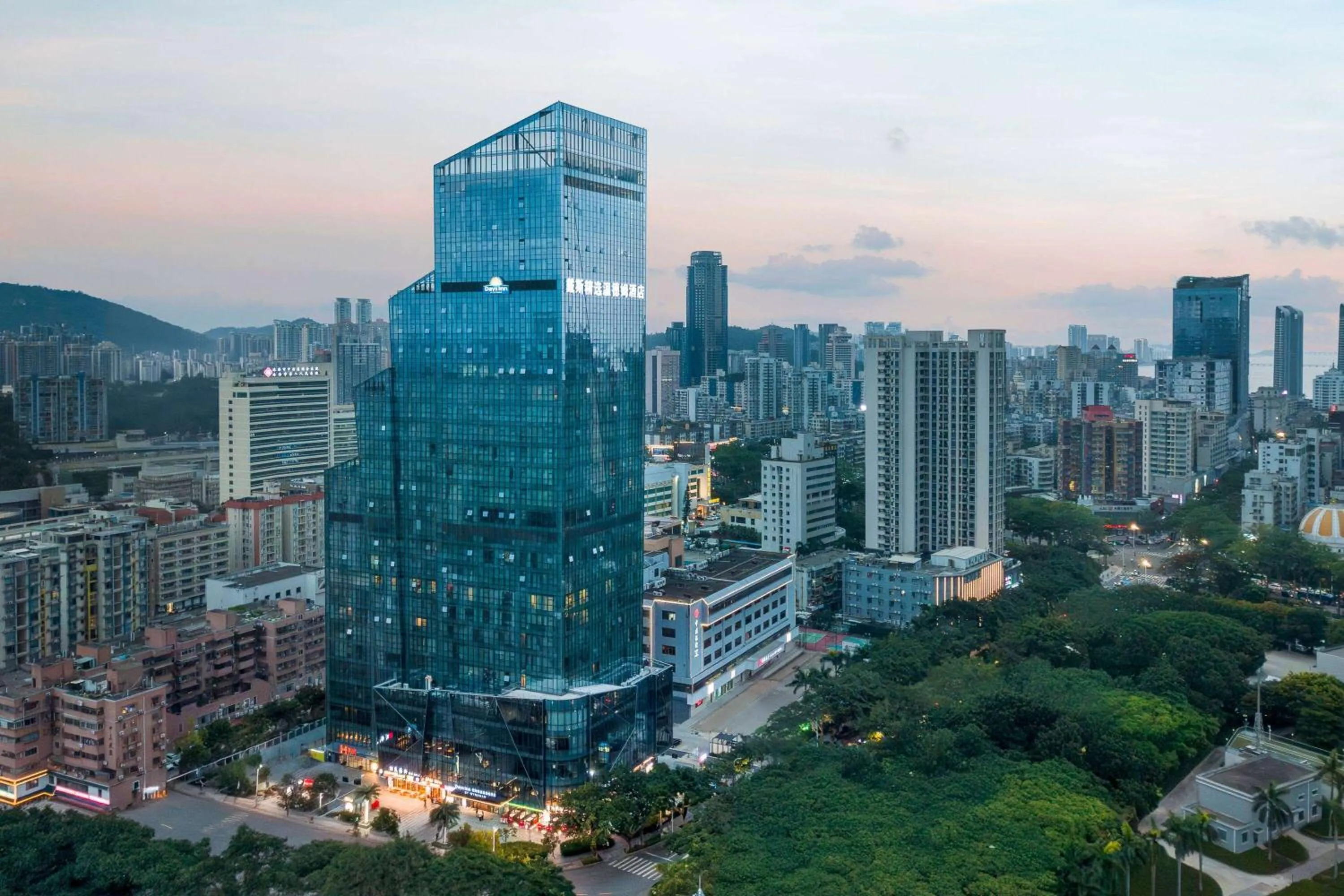 Property building in Days Inn by Wyndham Zhuhai Gongbei Port