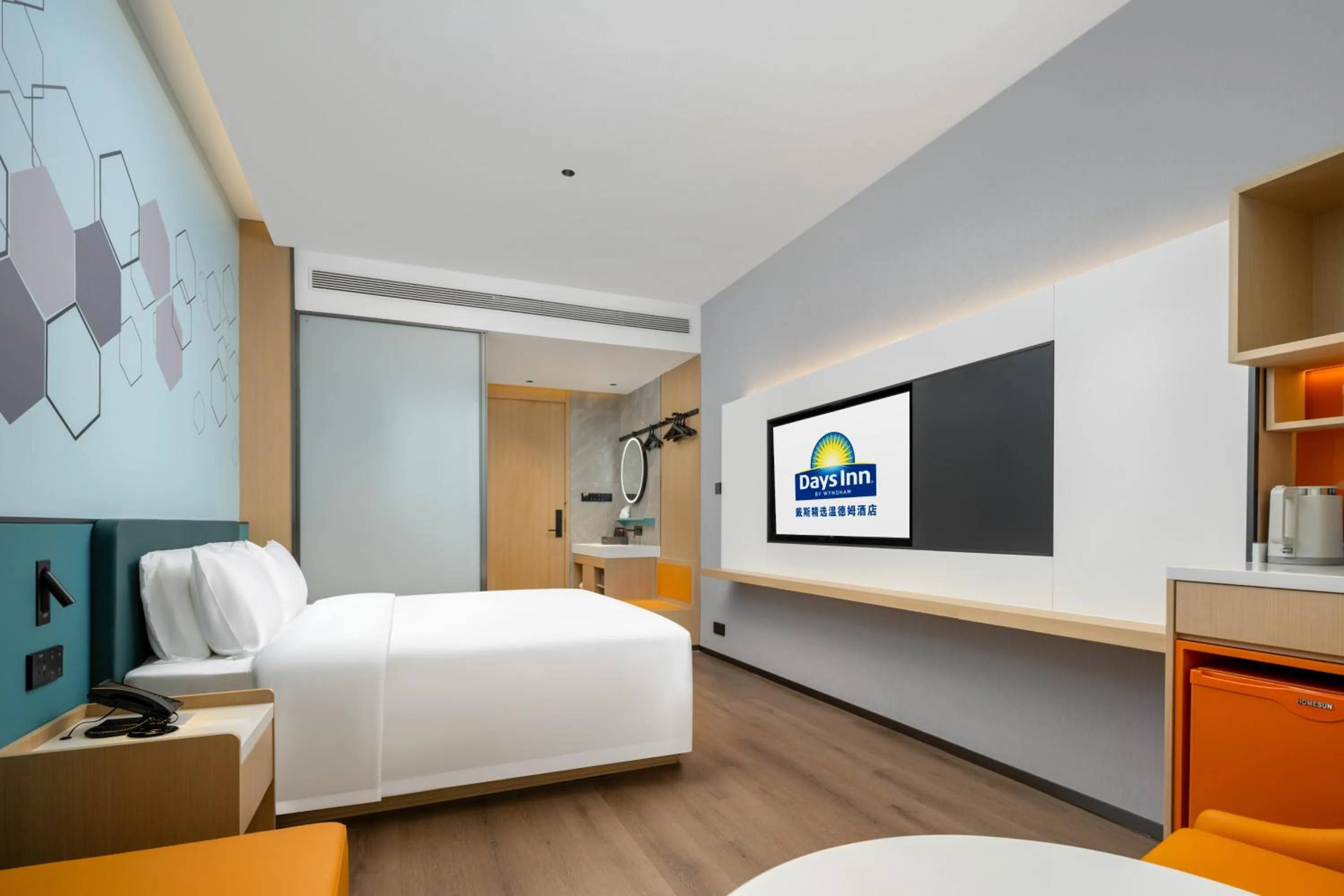 Communal lounge/ TV room, Bed in Days Inn by Wyndham Zhuhai Gongbei Port