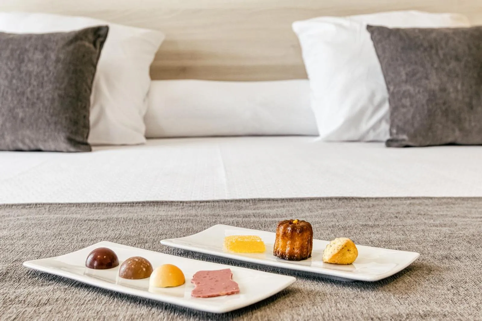 Food, Bed in Hotel Emporium - Adults Only