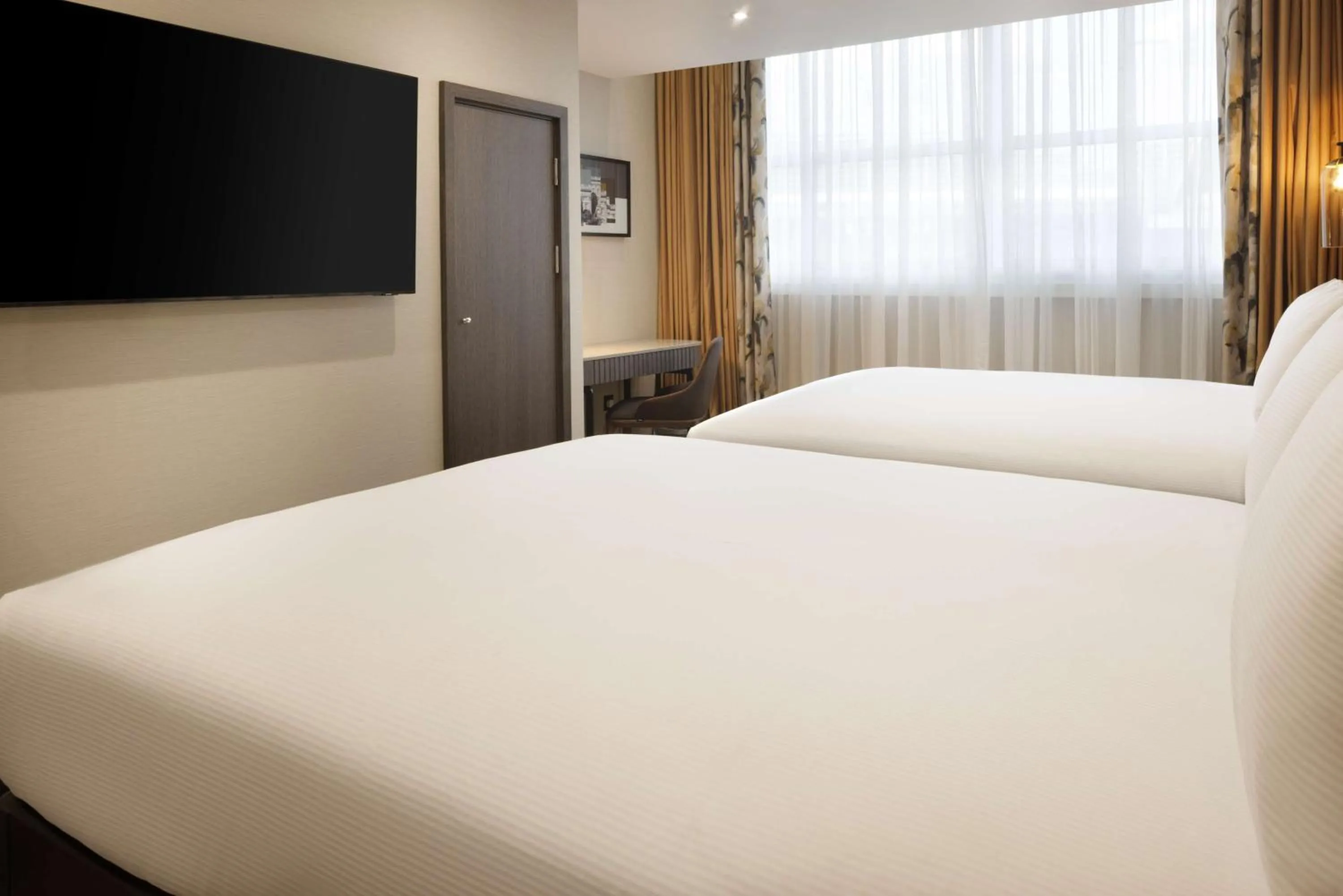 Bedroom, Bed in DoubleTree by Hilton London Victoria