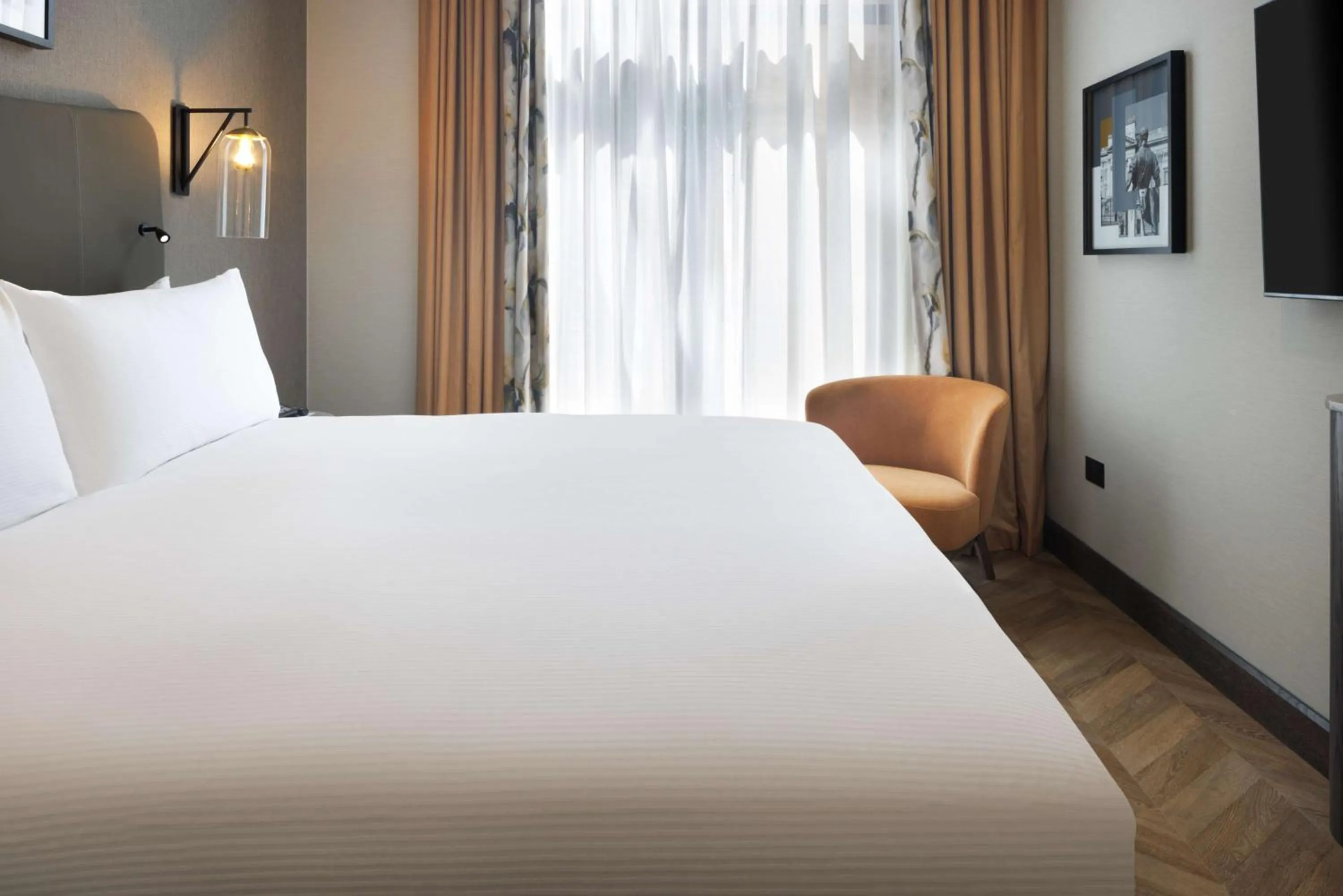 Bedroom, Bed in DoubleTree by Hilton London Victoria