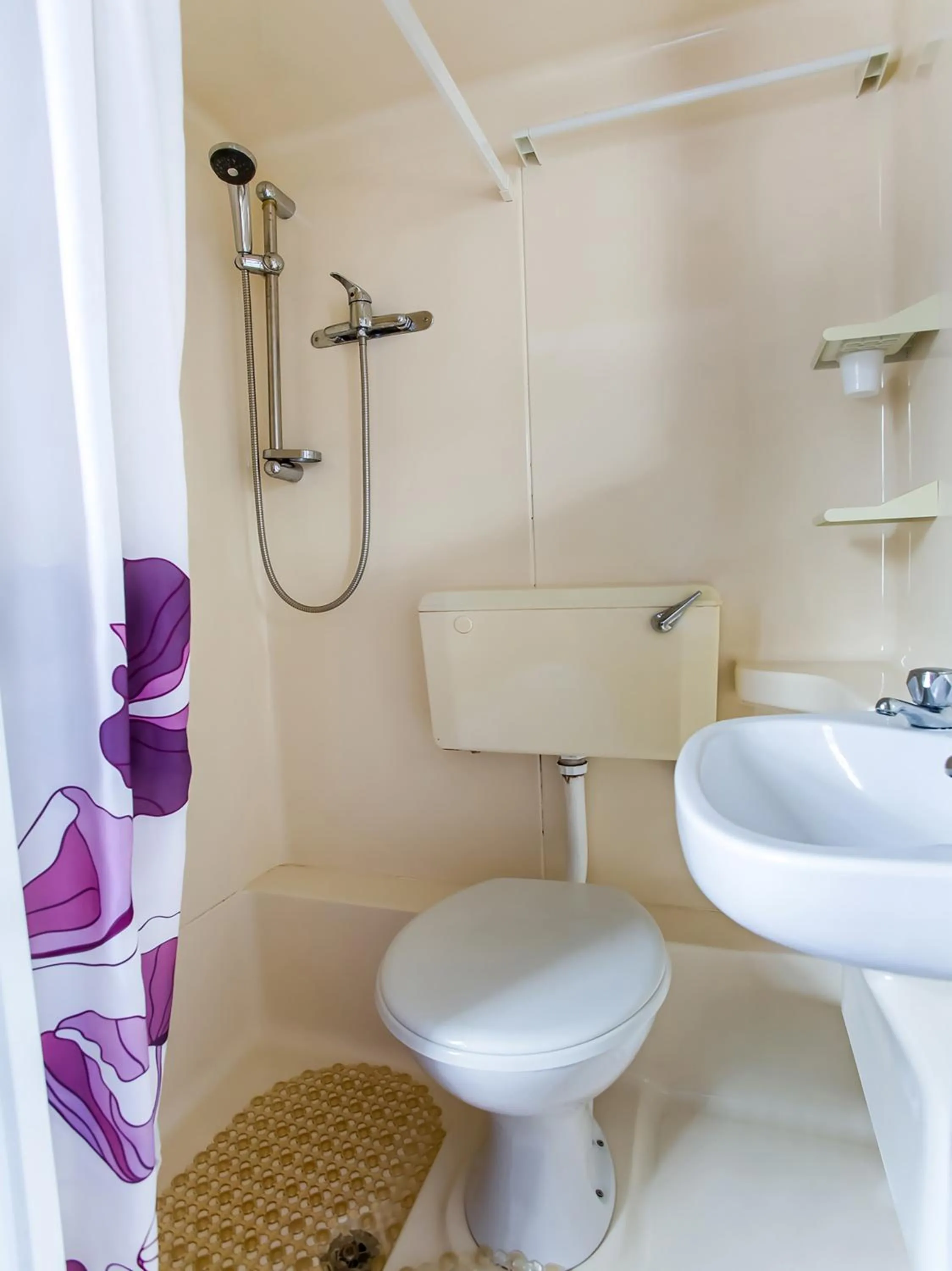 Bathroom in Enrico Hotel