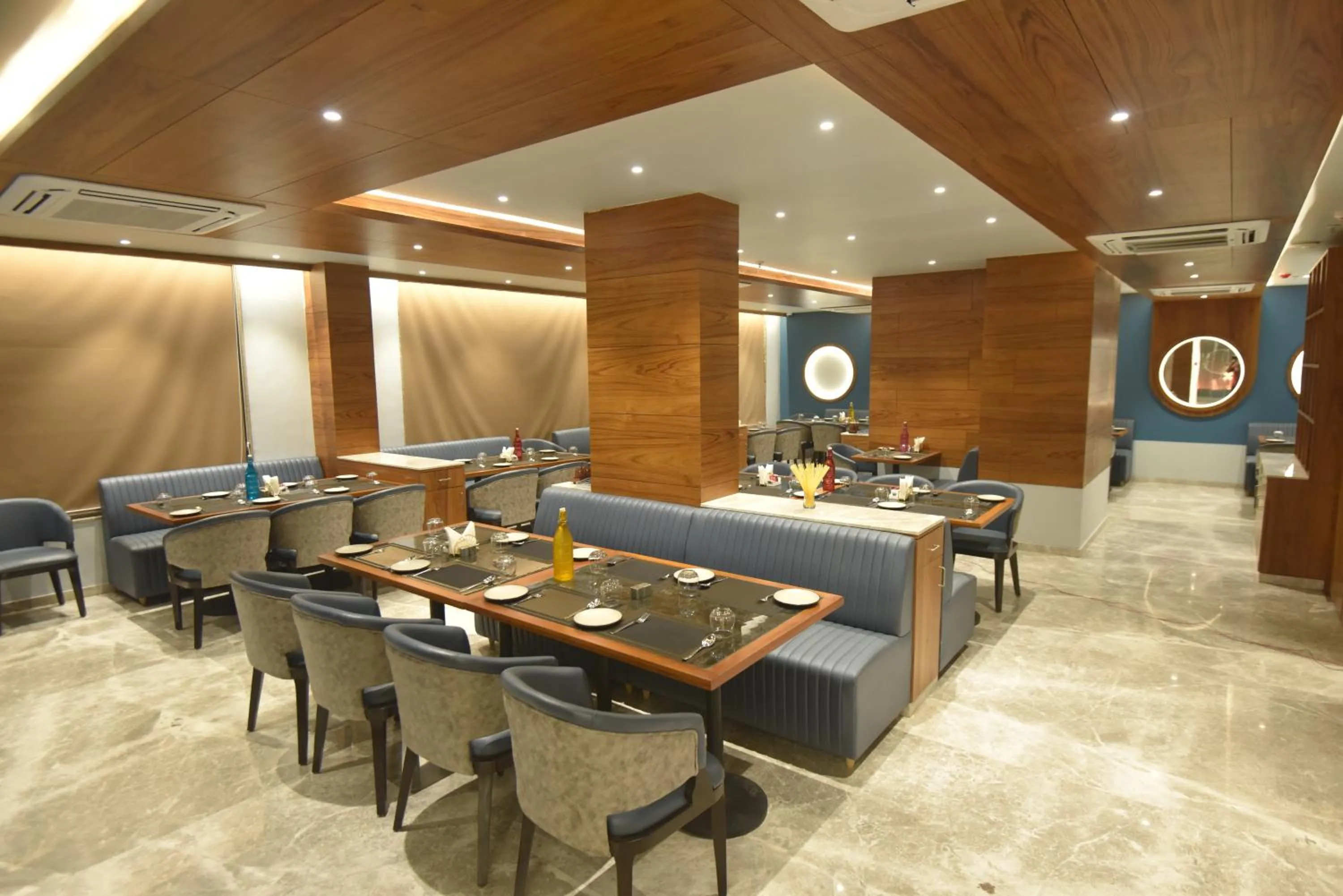 Restaurant/places to eat in Kings Kraft Tremezzo Inn, Somnath