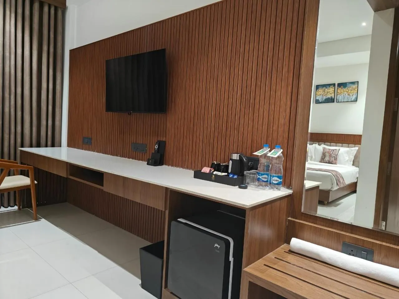 Coffee/tea facilities, Bed in Kings Kraft Tremezzo Inn, Somnath