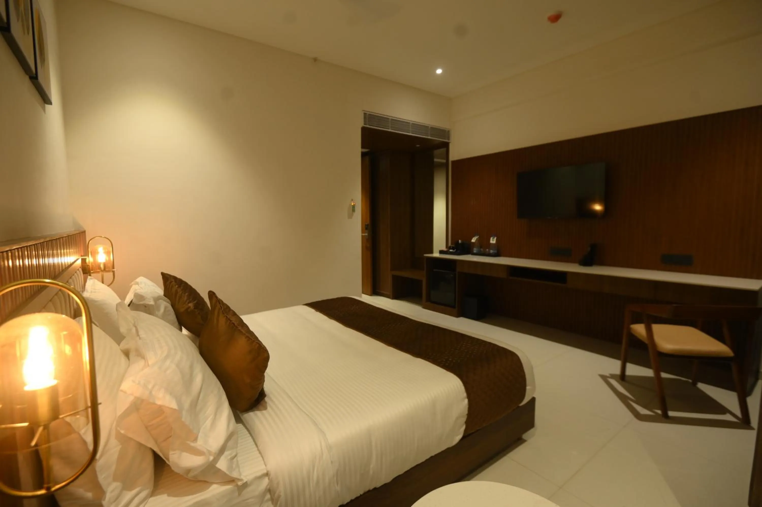 Bedroom, Bed in Kings Kraft Tremezzo Inn, Somnath