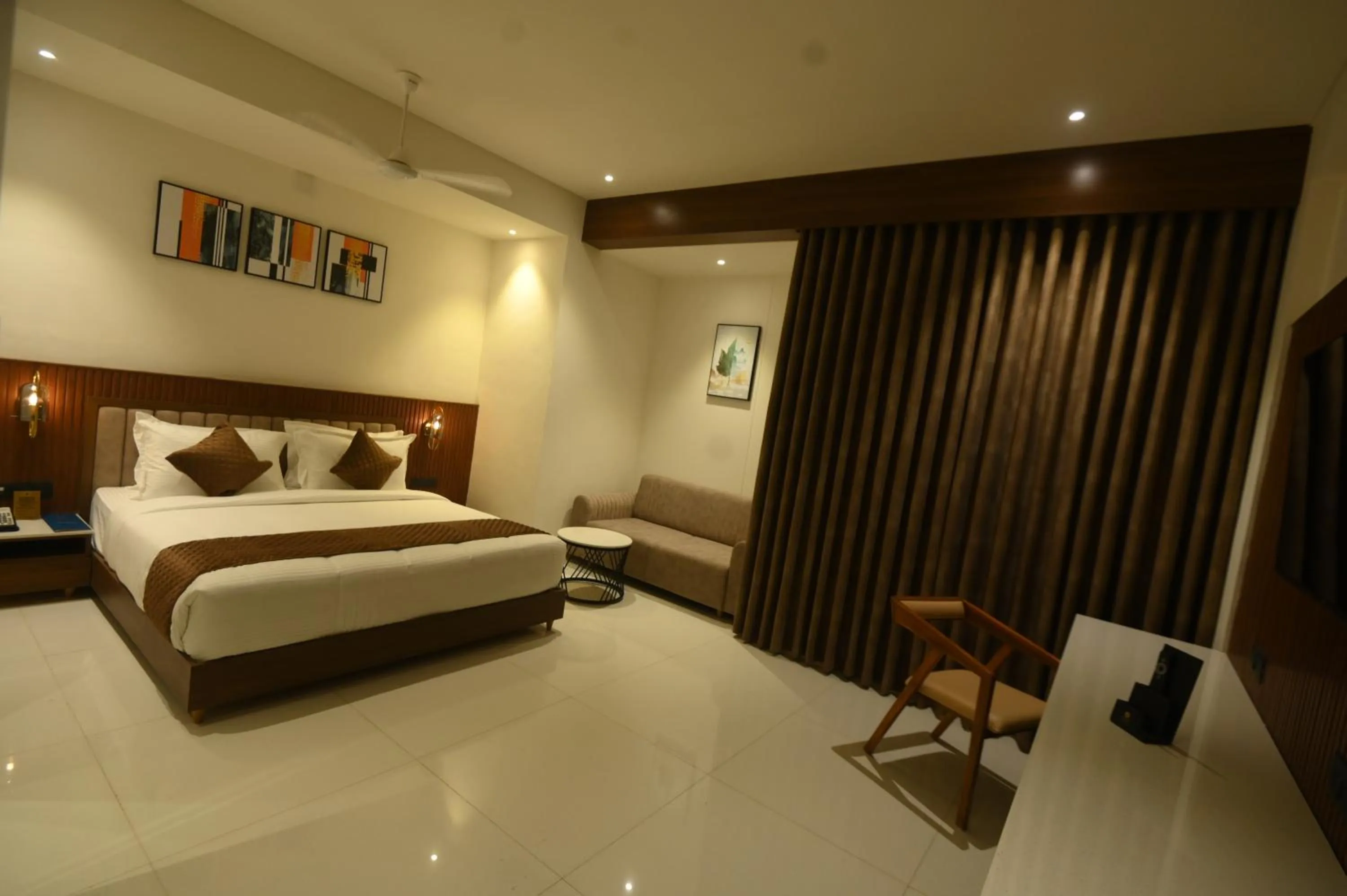 Bedroom, Bed in Kings Kraft Tremezzo Inn, Somnath