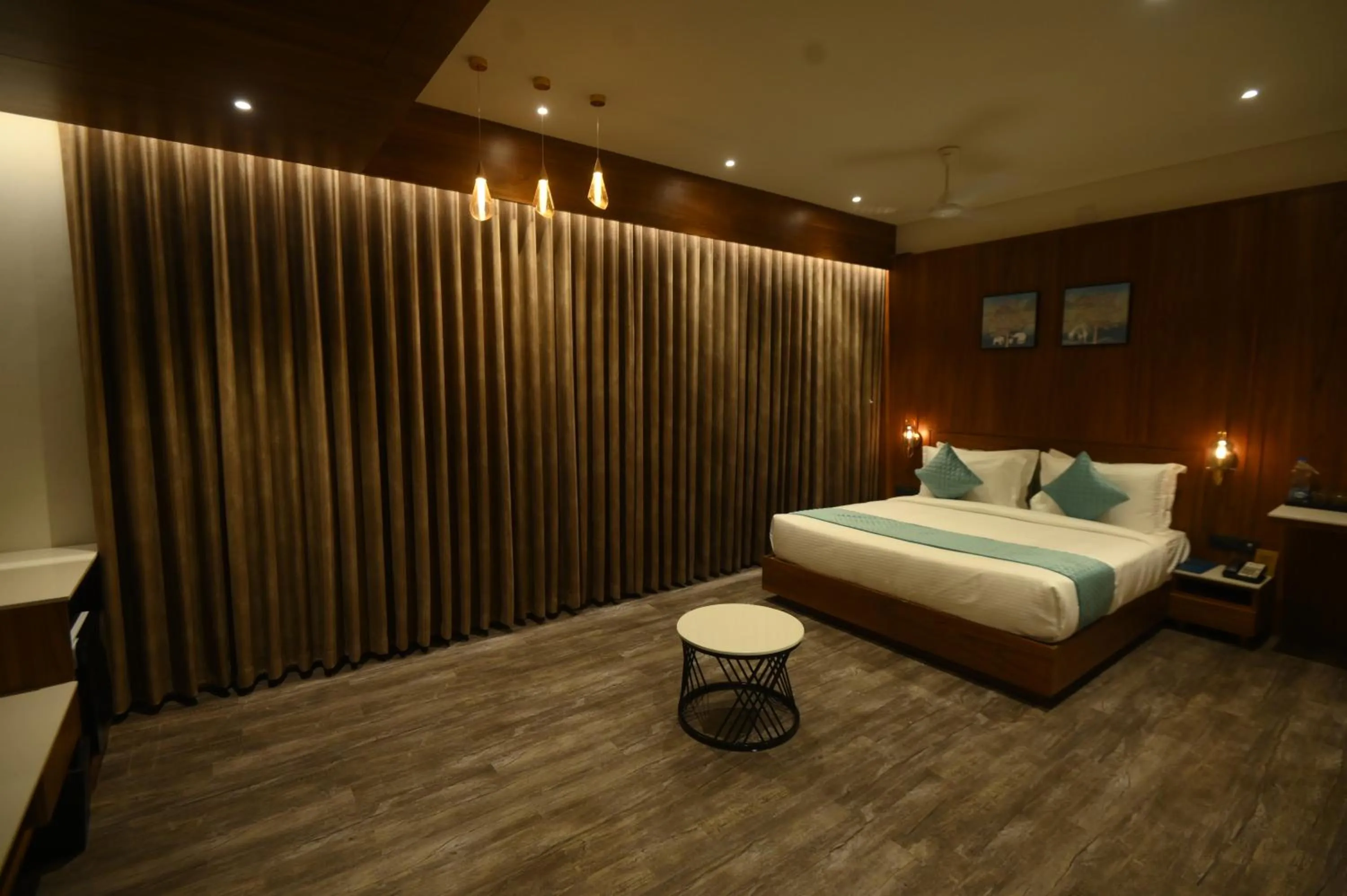 VIP, Bed in Kings Kraft Tremezzo Inn, Somnath