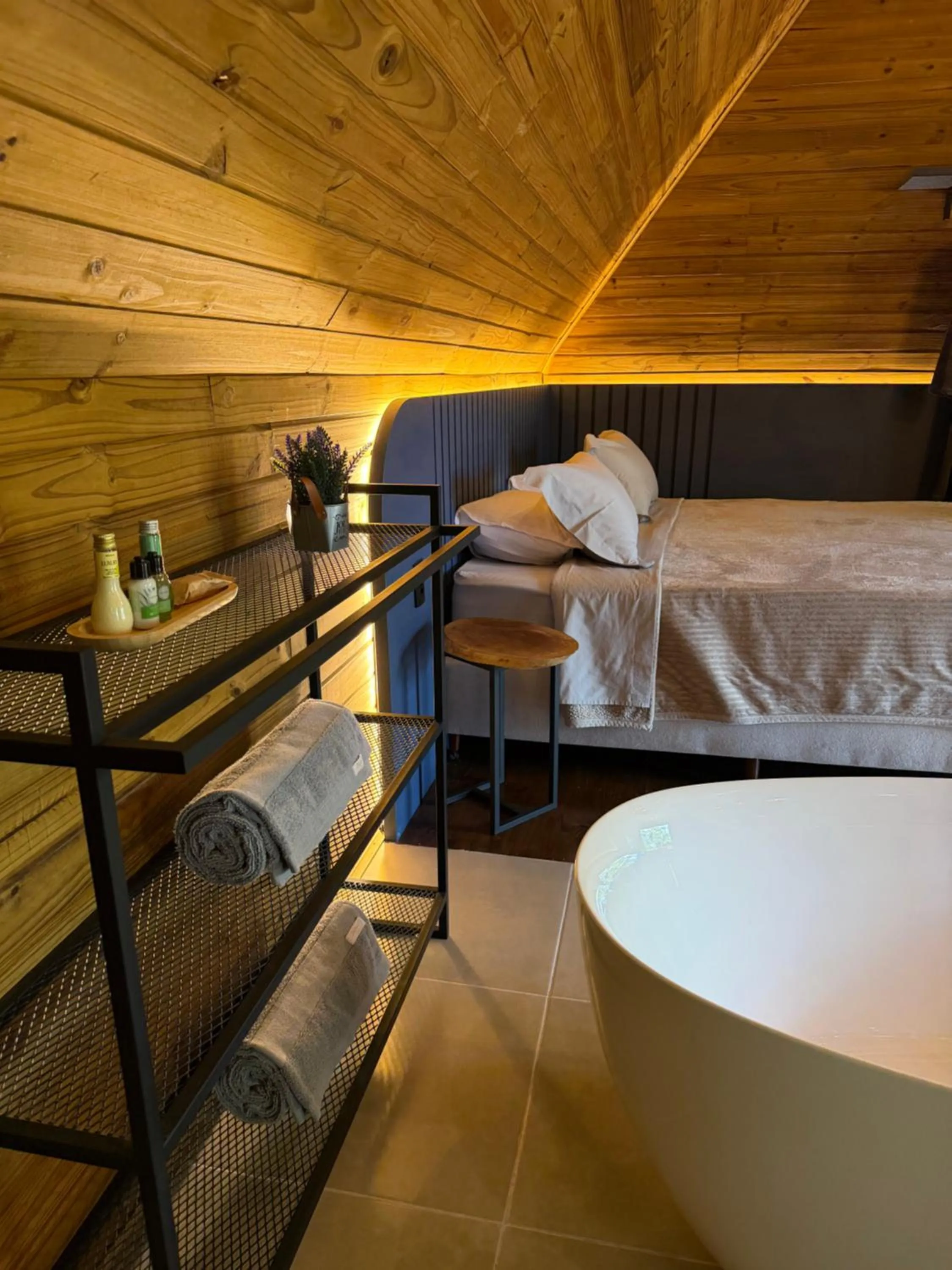 Photo of the whole room, Bed in Taboo Refúgio