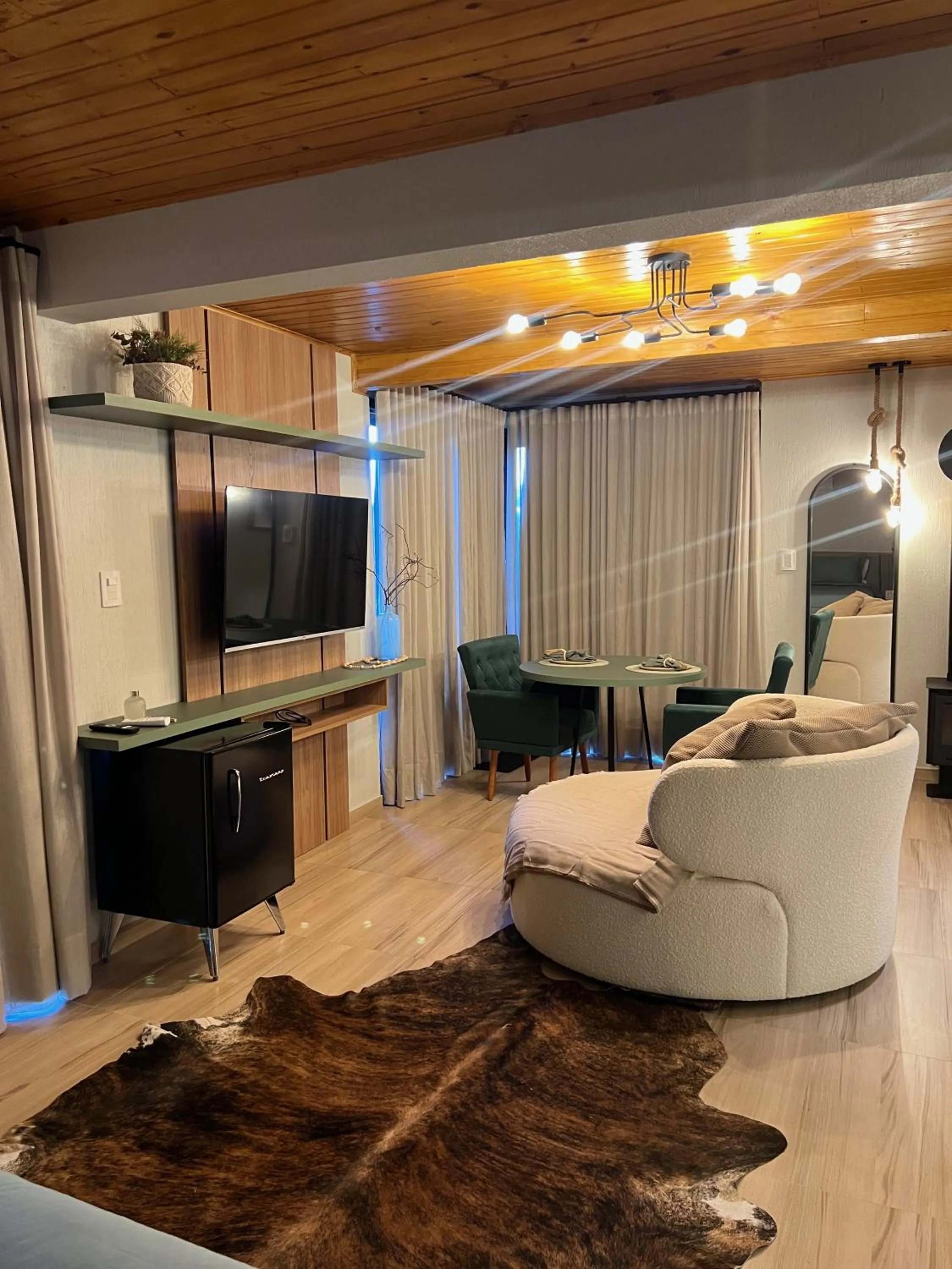 Photo of the whole room in Taboo Refúgio