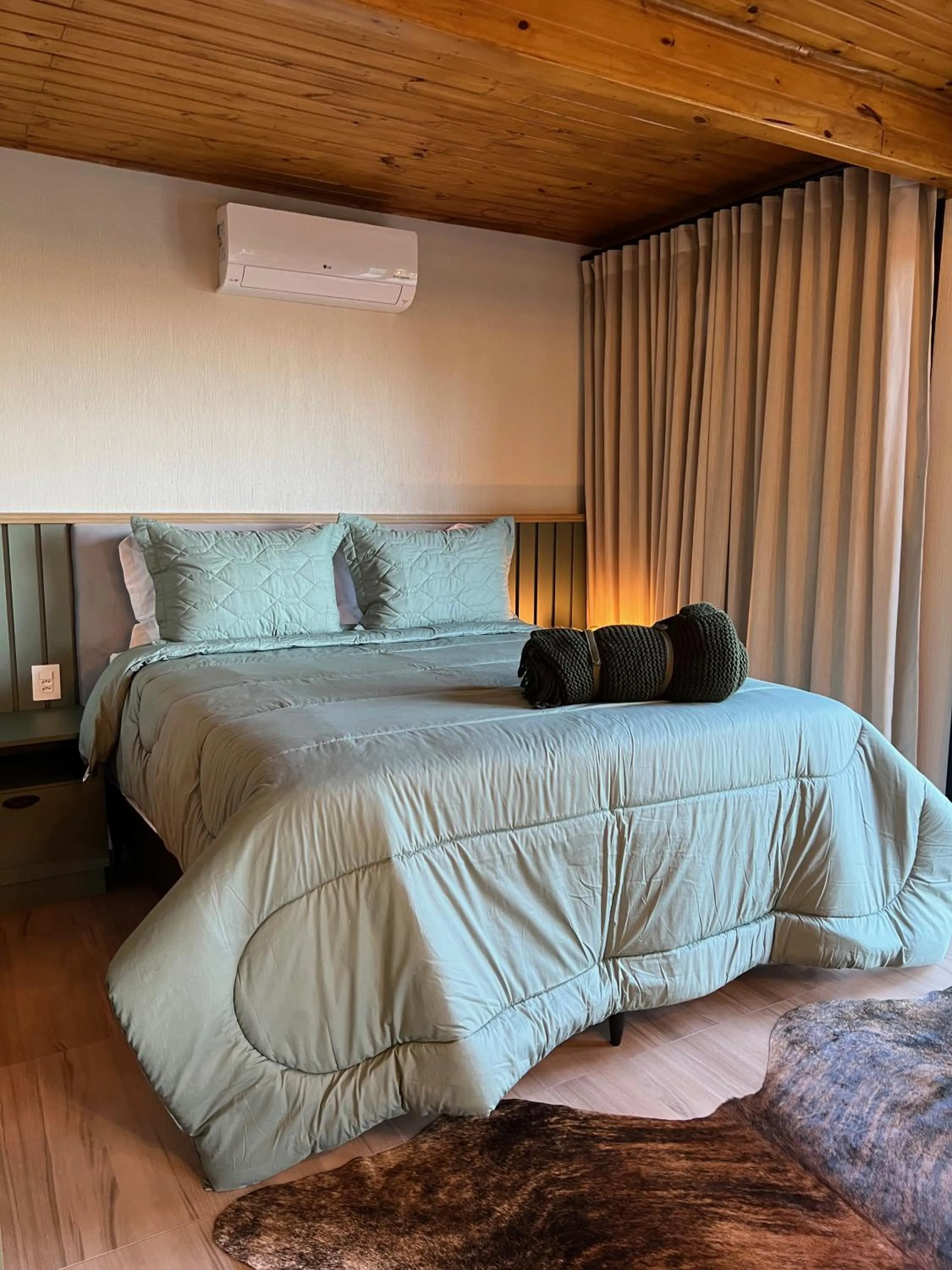 Photo of the whole room, Bed in Taboo Refúgio