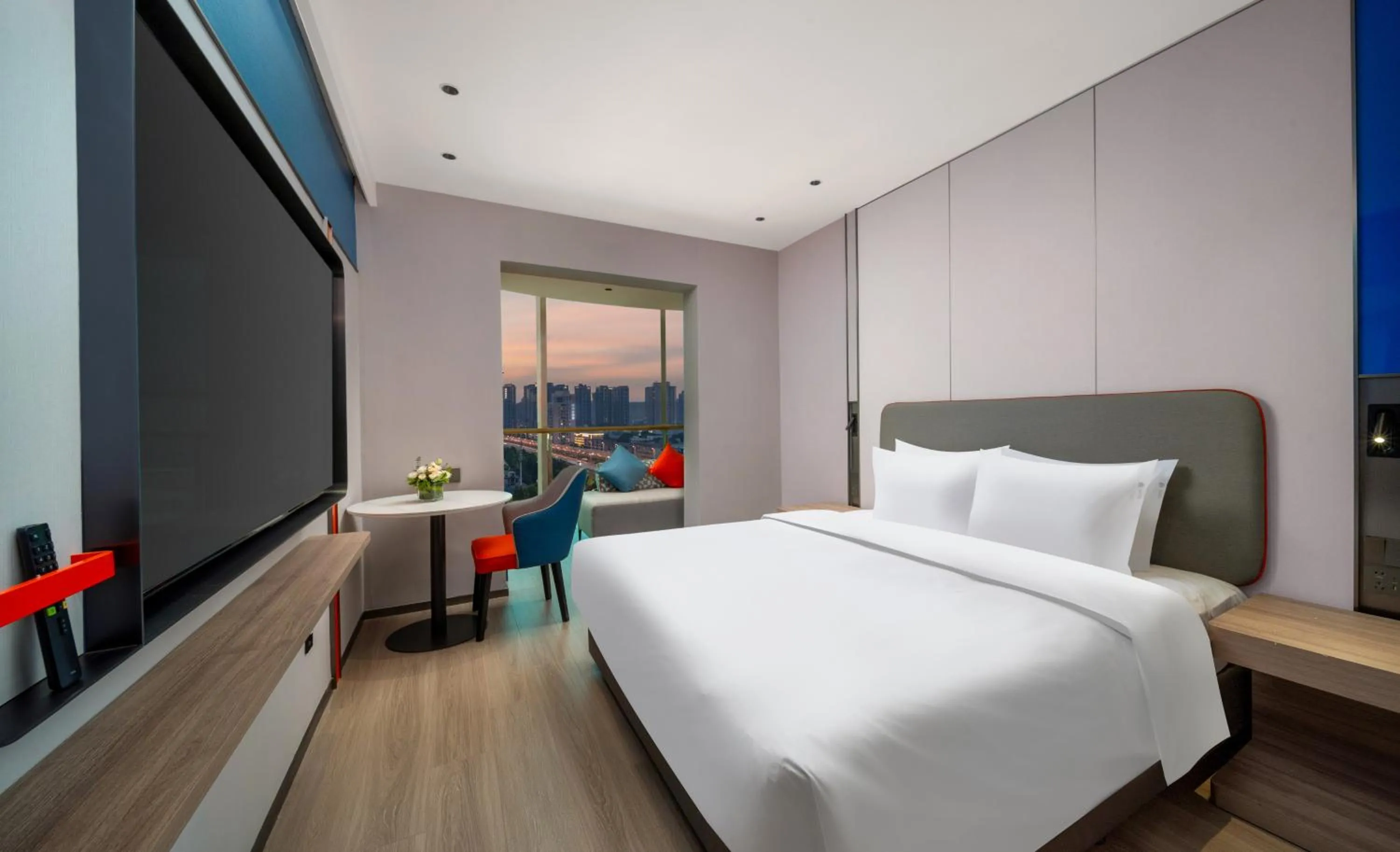 Photo of the whole room, Bed in Holiday Inn Express Zhengzhou Garden Road