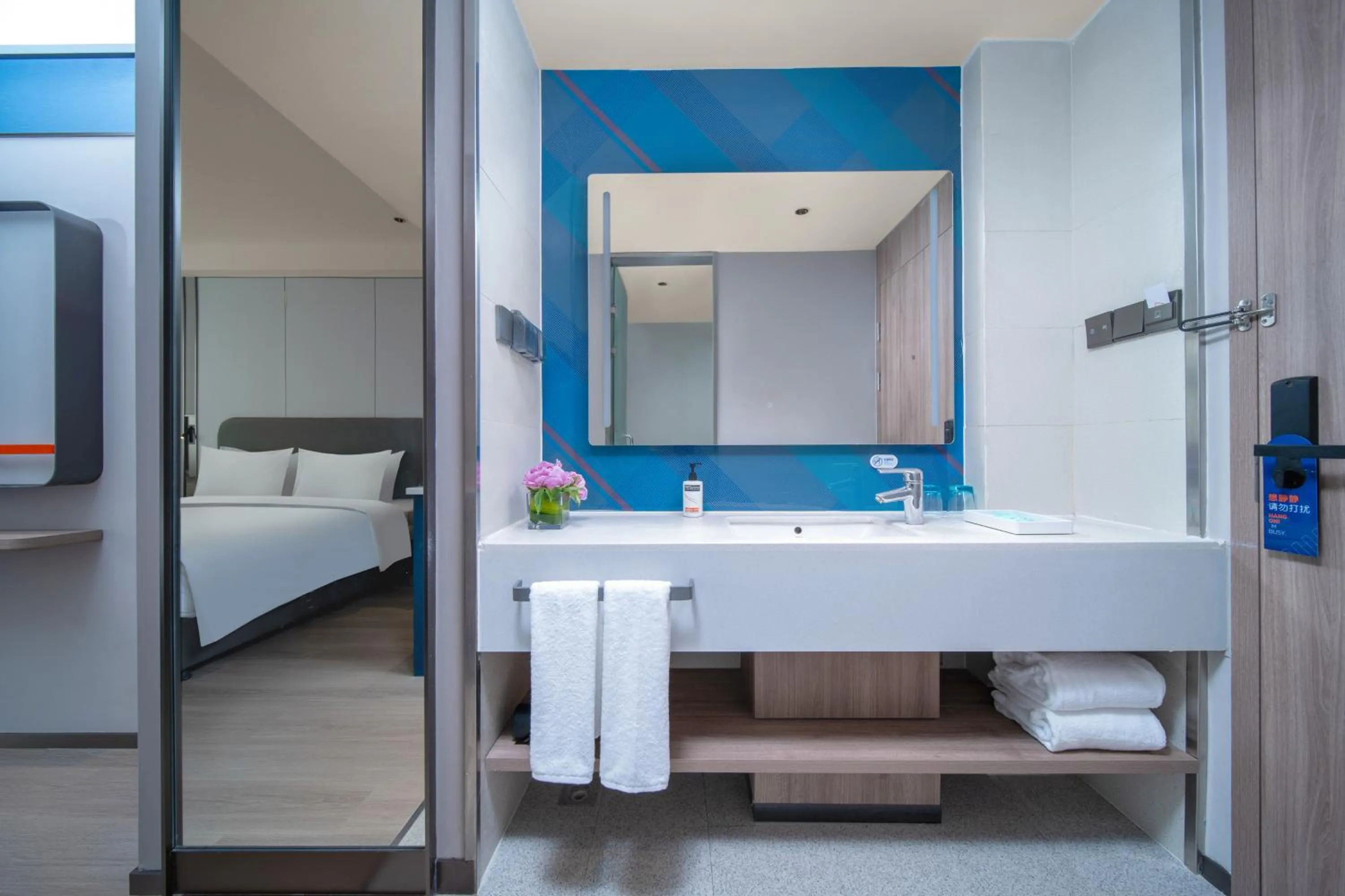 Toilet, Bed in Holiday Inn Express Zhengzhou Garden Road