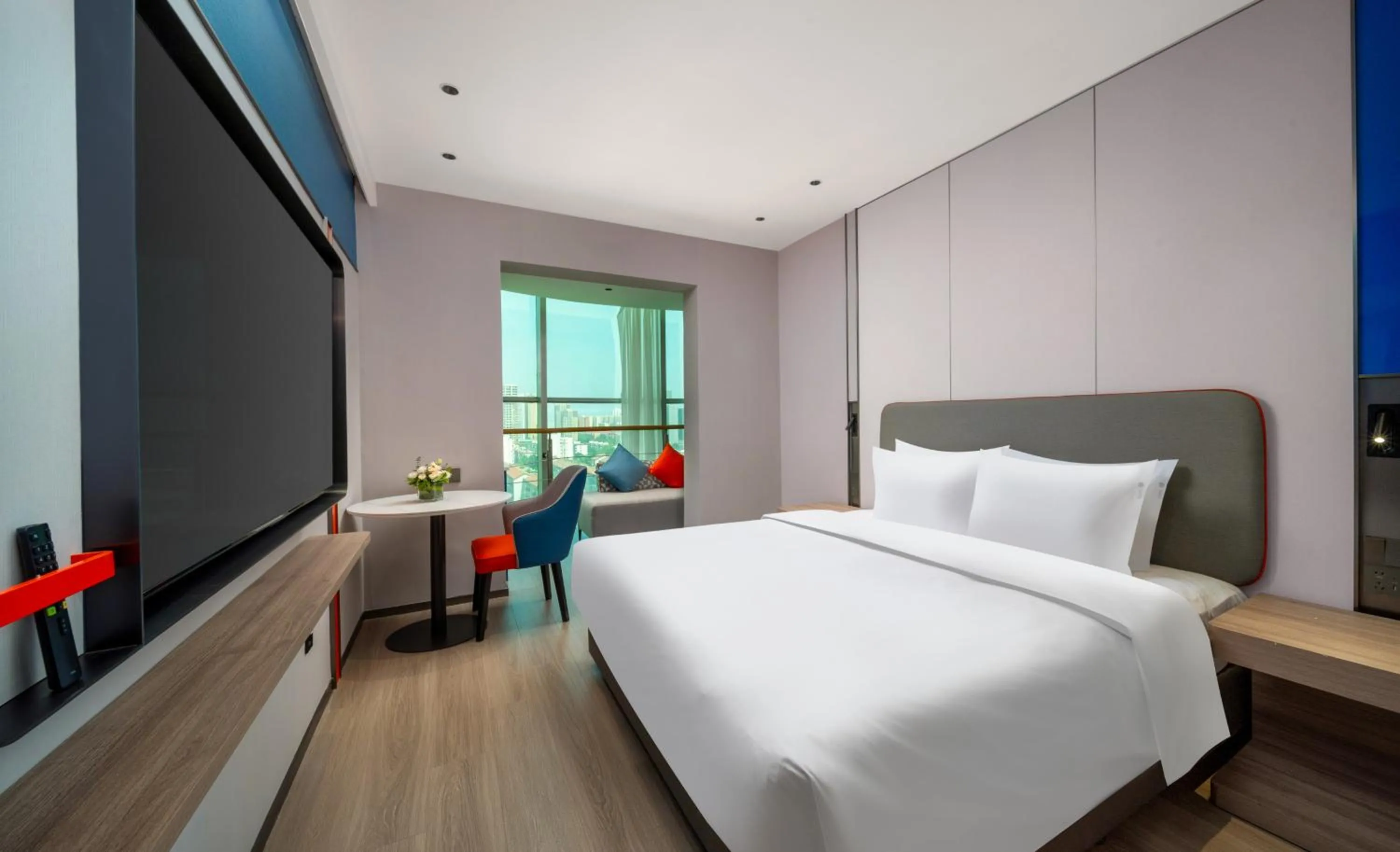 Photo of the whole room, Bed in Holiday Inn Express Zhengzhou Garden Road