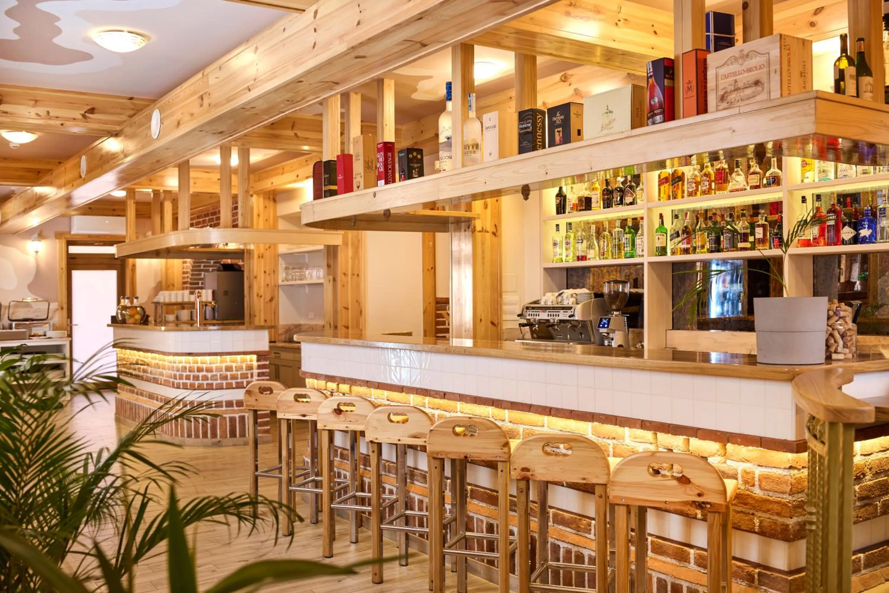 Restaurant/places to eat in Hotel Kadoor